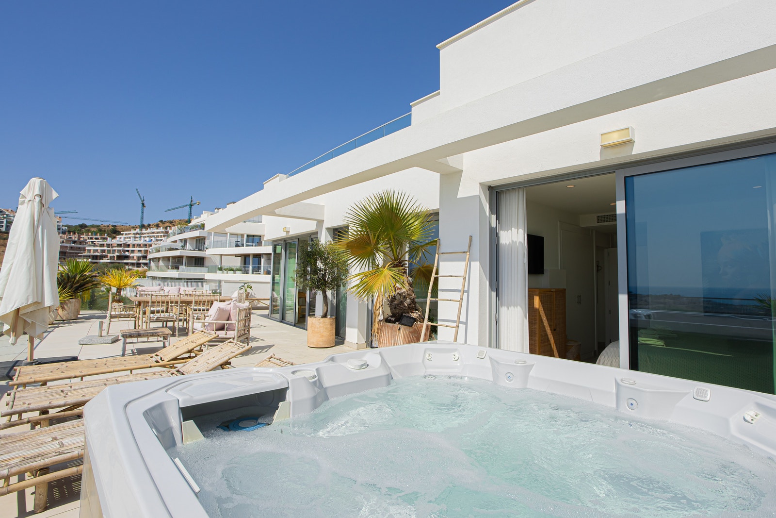 Jacuzzi medfølger i handelen. Galleribilde