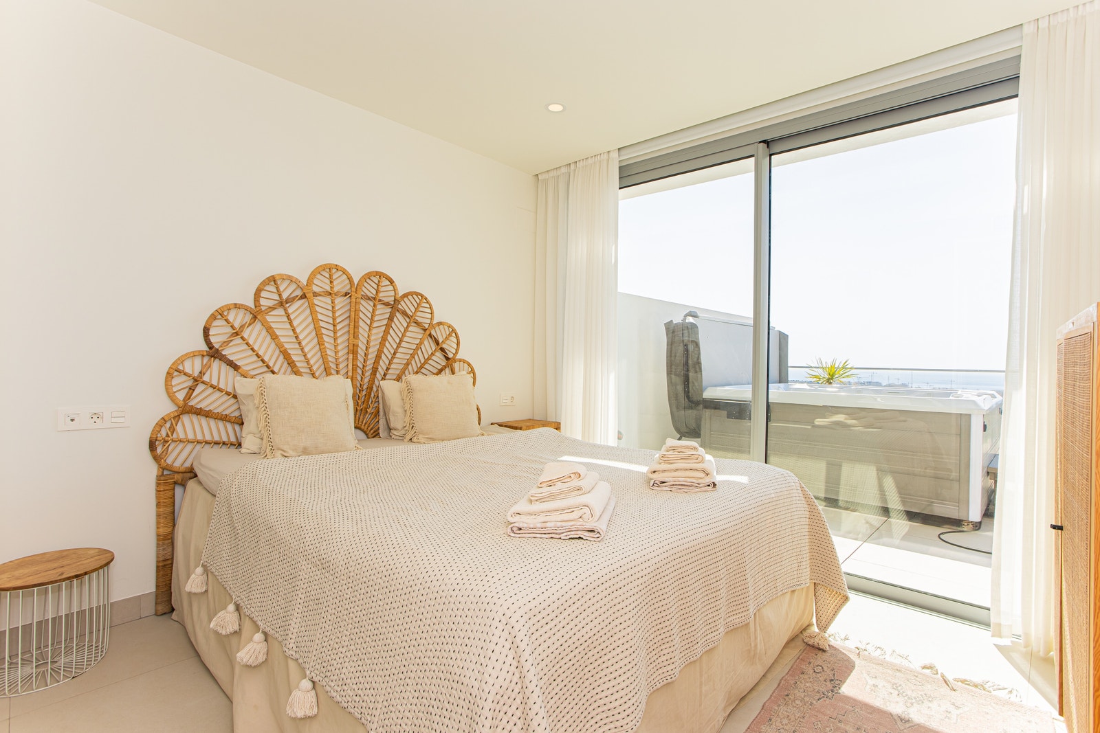 Begge soverom har direkte utgang til solrik terrasse. Galleribilde