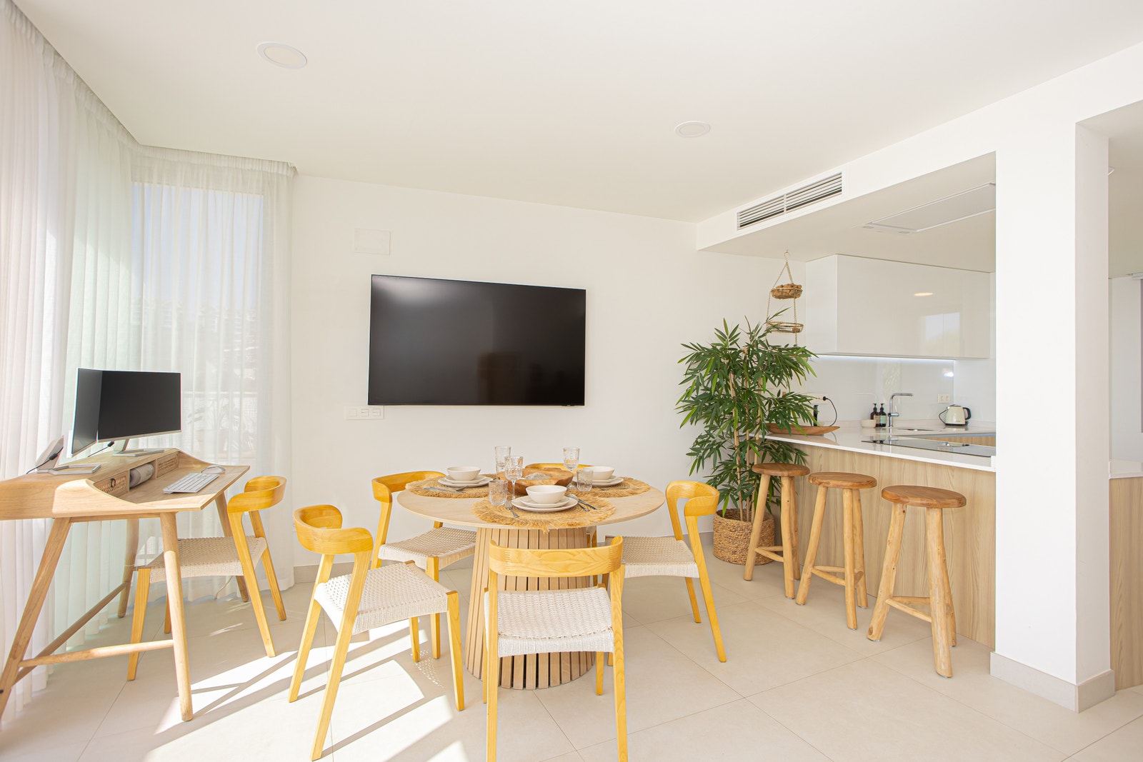 Stuen er malt i lyse farger. Galleribilde