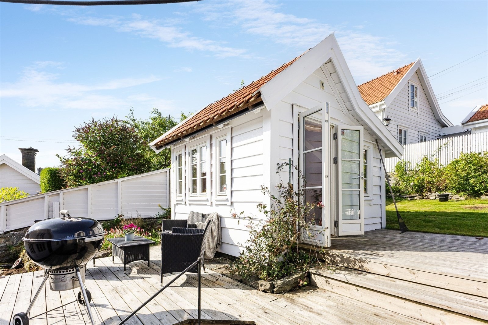 Det koselige uthuset i hagen gir eiendommen en ekstra dimensjon. Dette benyttes også som gjestehus. Galleribilde