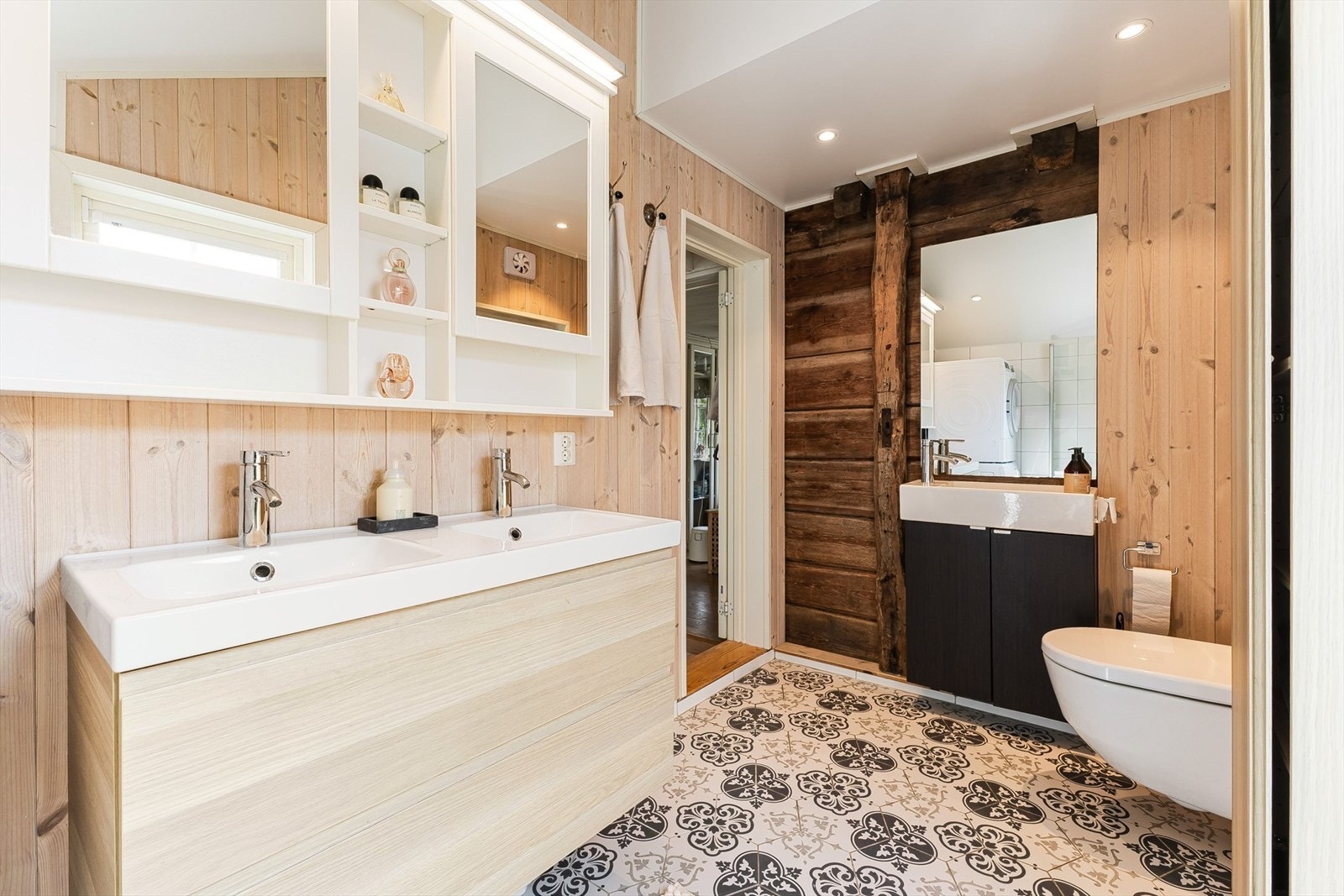 Badet står i stil til resten av boligen hvor eldre kvaliteter er bevart. Galleribilde