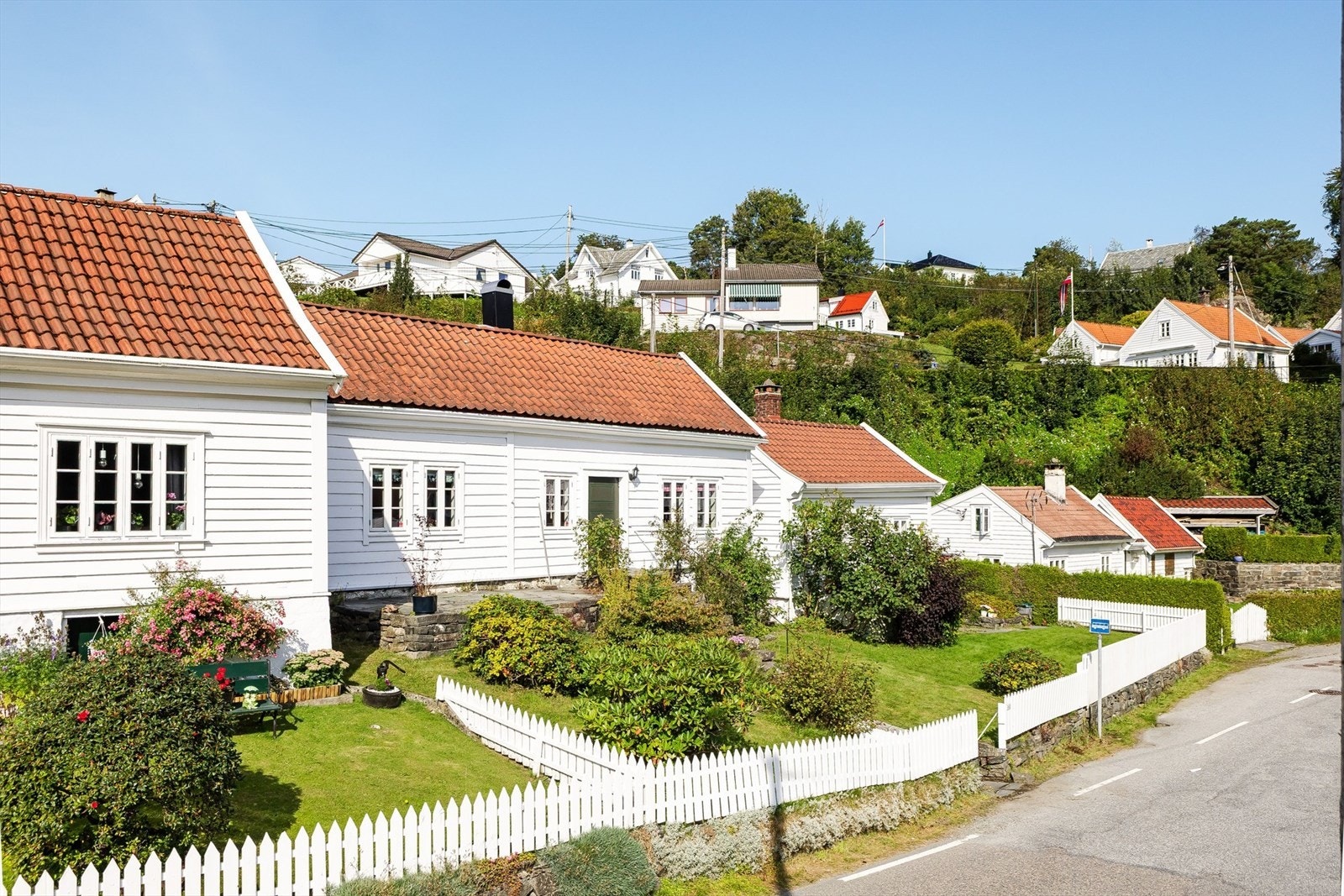 Huset ligger blant idyllisk småhusbebyggelse midt i Alvøen med utsikt mot sjøen og med gode solforhold. Galleribilde