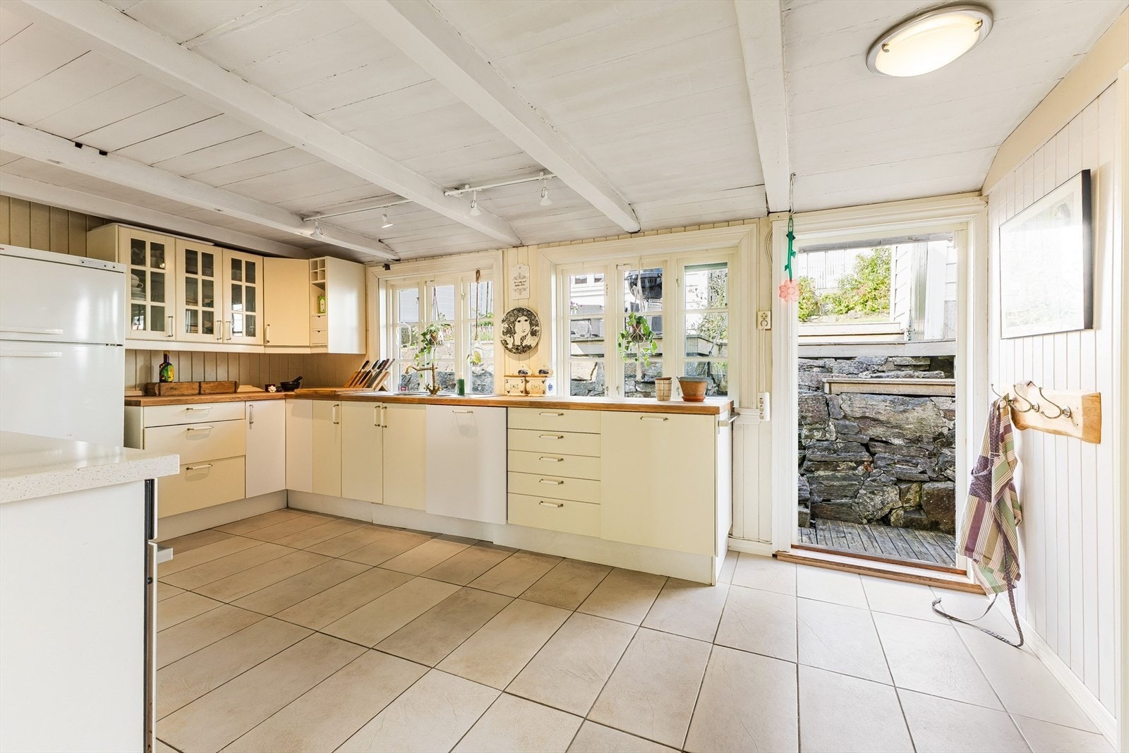 Koselig kjøkken fra IKEA, tilpasset boligens stil. Her er det fliser på gulvet. Galleribilde