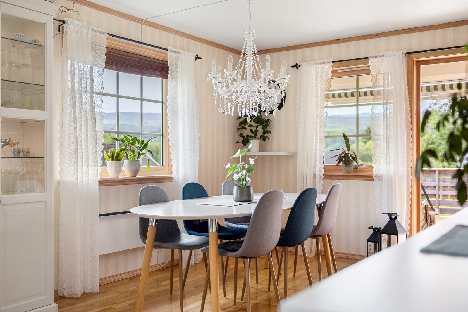 Stuen er romslig og har plass til flere sittegrupper Galleribilde