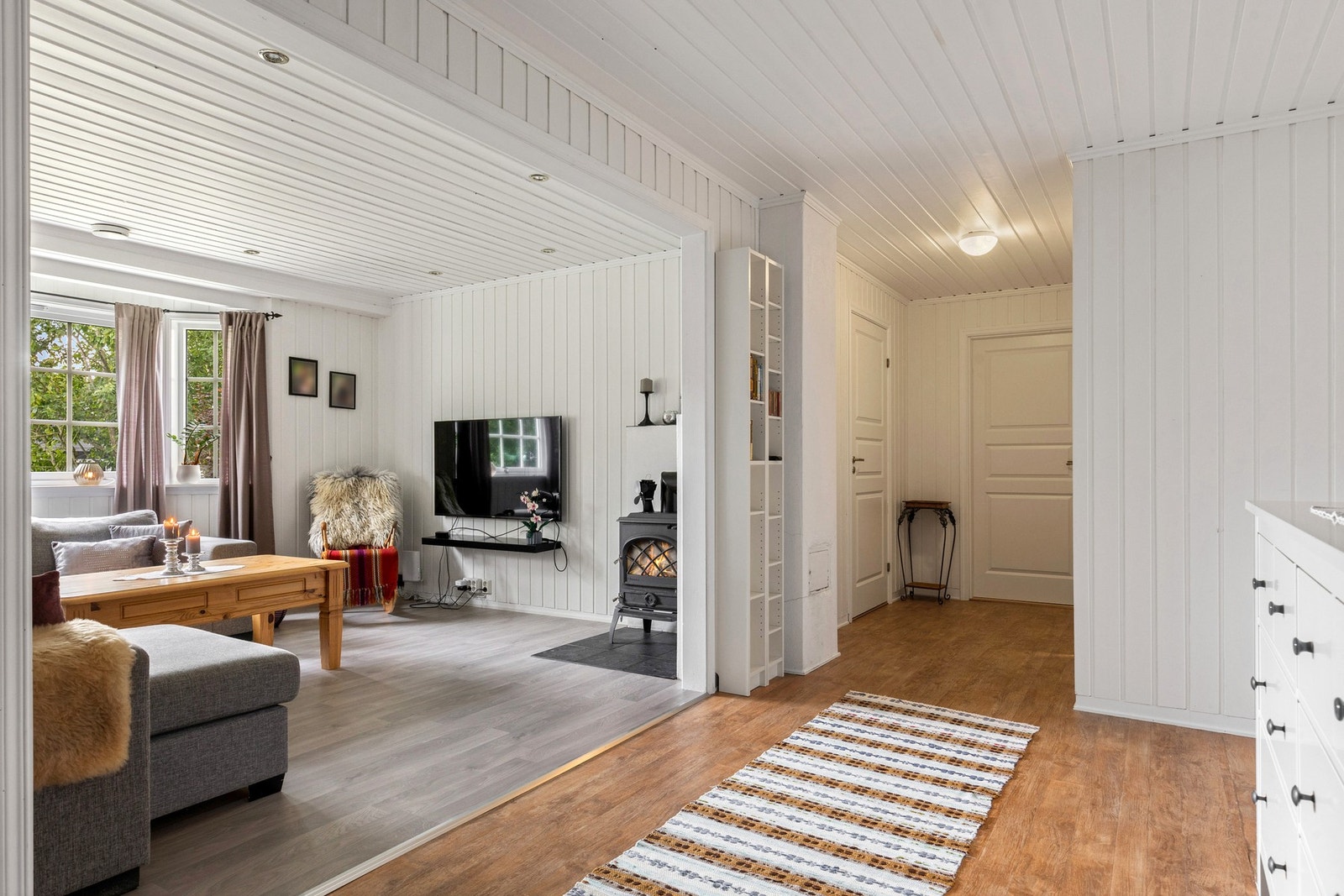 Her har du en koselig stue med peis Galleribilde