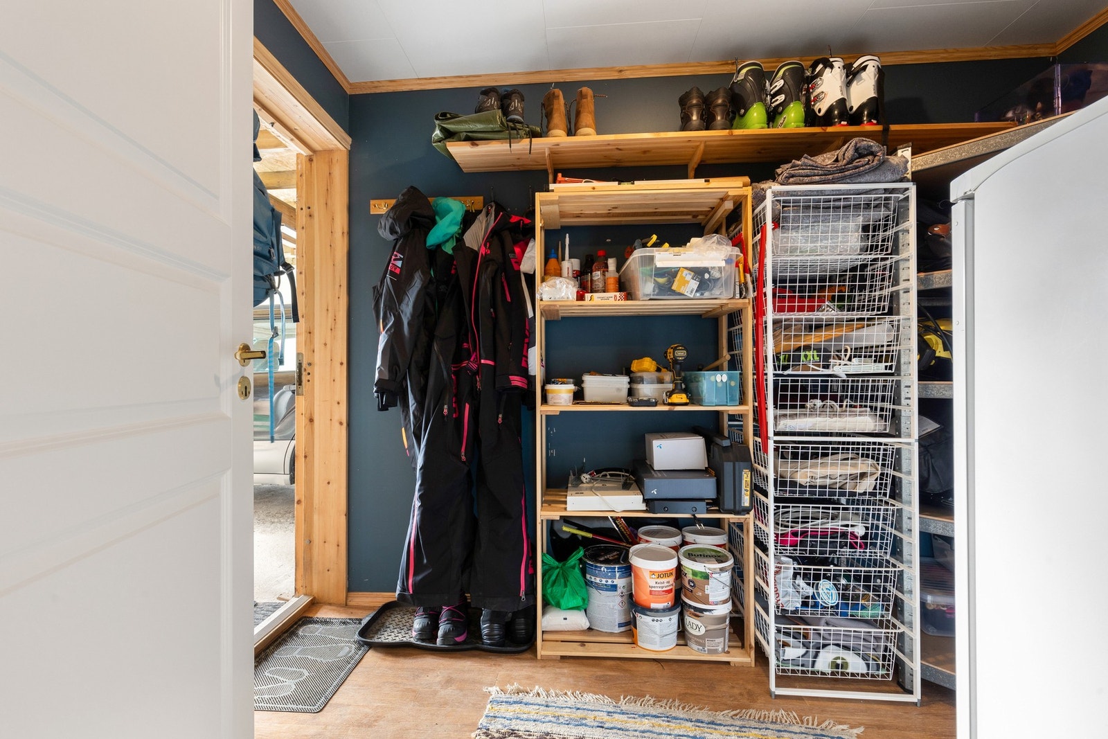 Utgang til carport fra bod Galleribilde