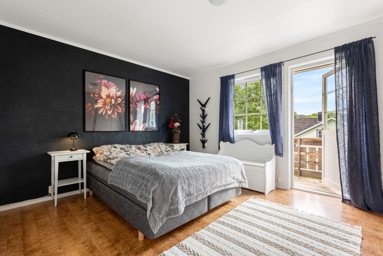 Boligens hovedsoverom er i hovedetasjen og har utgang til balkong Galleribilde