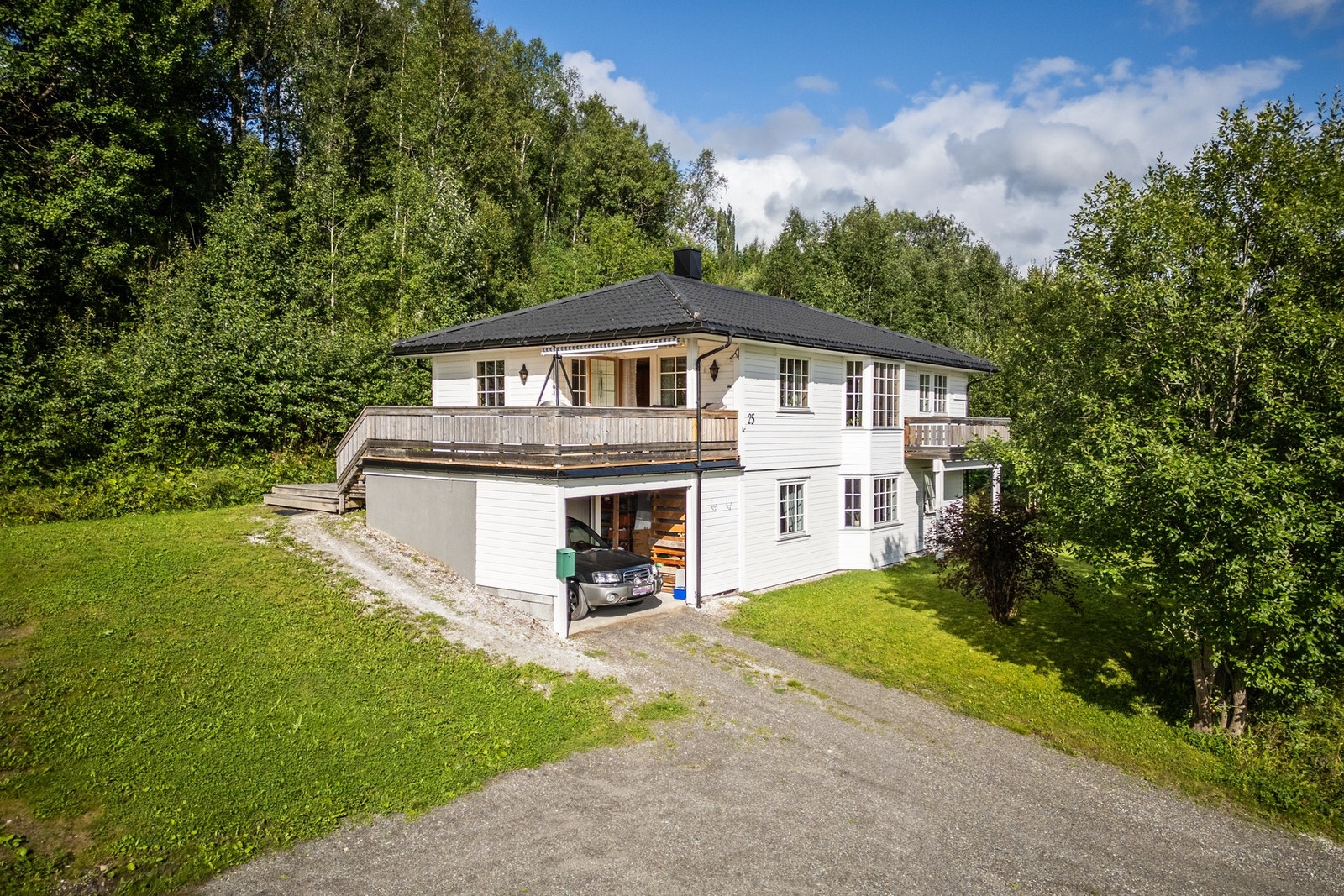 Huset er bygget i en flott klassisk stil Galleribilde