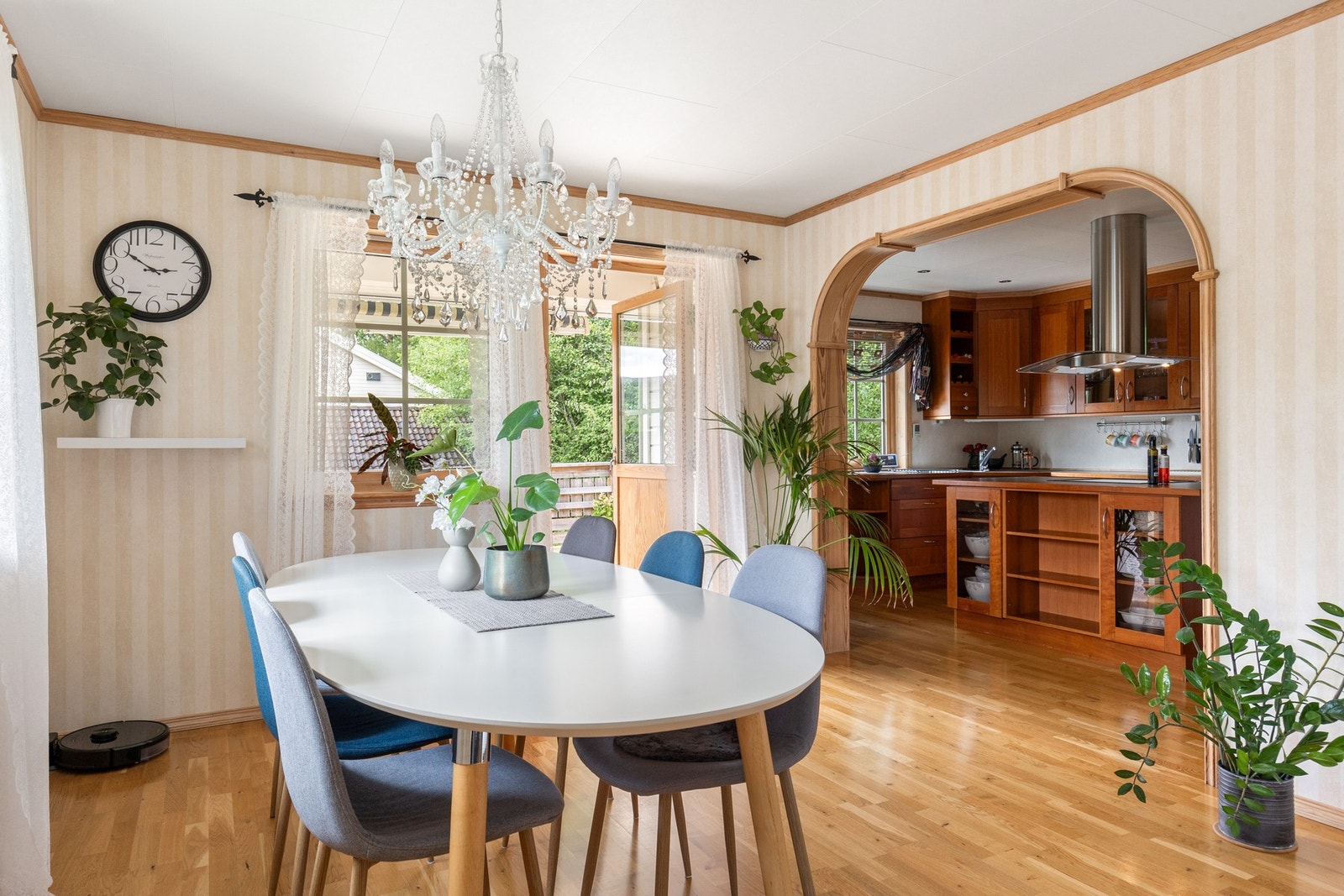 Fra spisestue er det utgang til en romslig terrasse Galleribilde