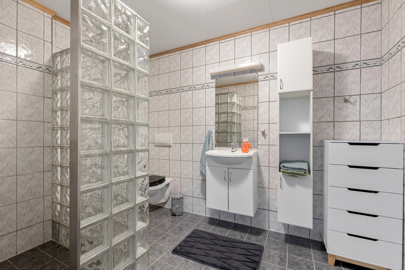 Flislagt bad i sokkeletasje Galleribilde