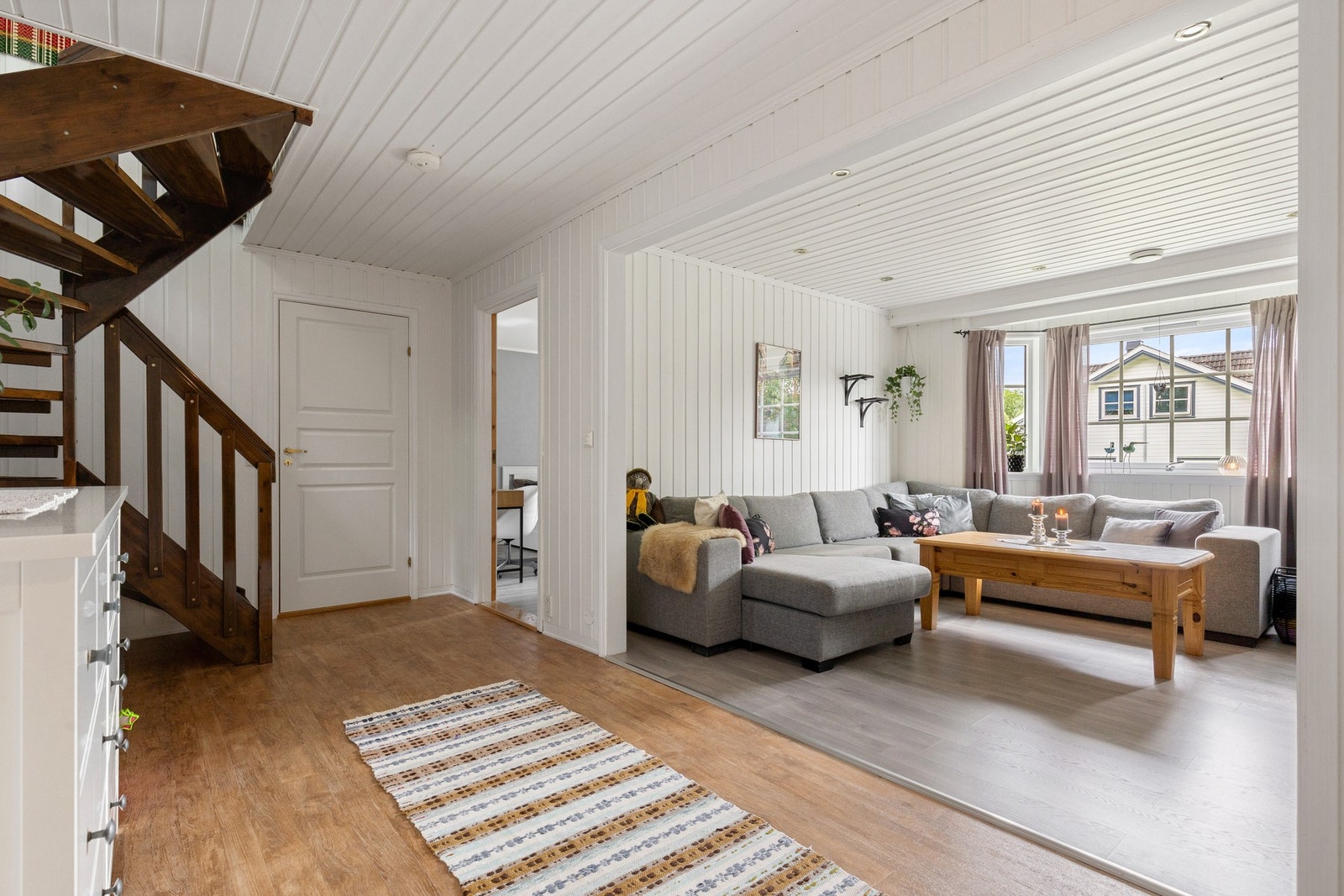 Det er også 2 soverom, bad, vaskerom og bod i etasjen Galleribilde