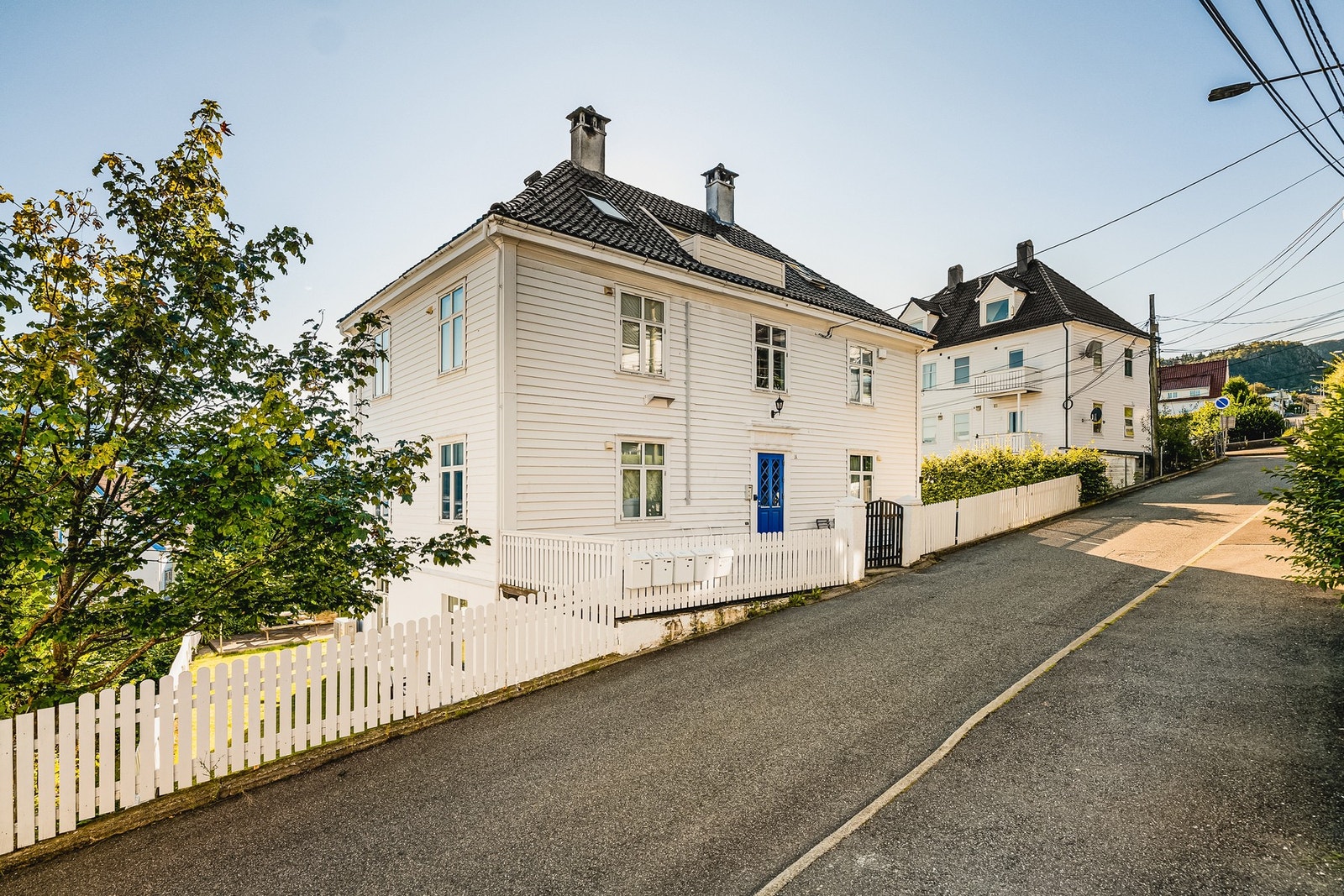 Pent bygg i rolig og etablert gate med kort vei til "alt" man trenger i hverdagen! Galleribilde