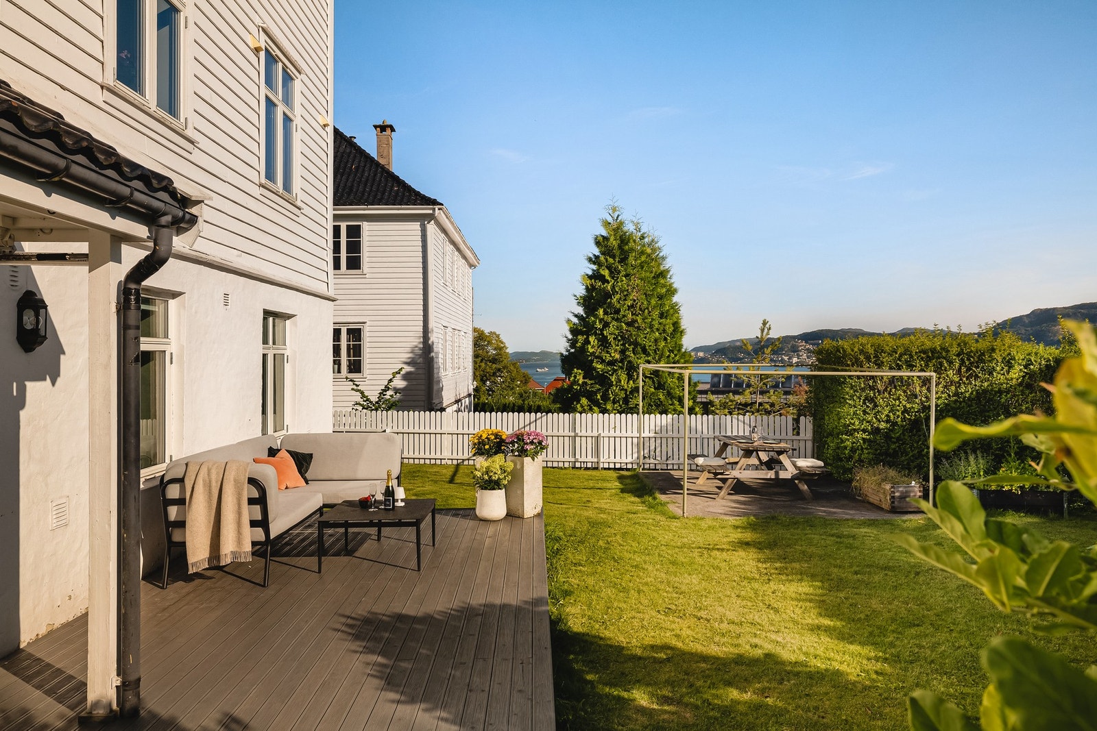 Herlig, solrik uteplass med terrasse, felles hage og utsikt! Galleribilde