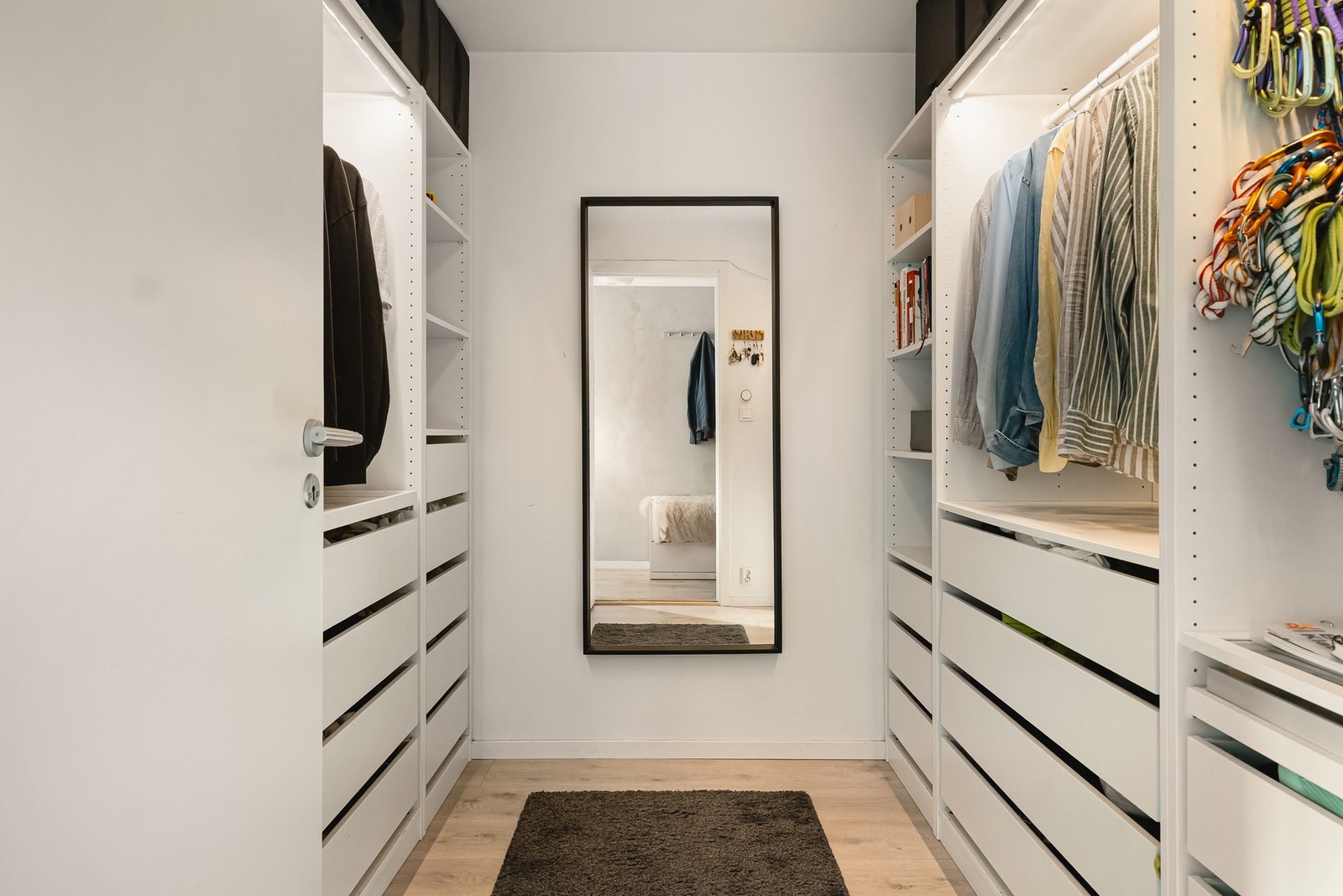 Praktisk walk-in garderobe Galleribilde