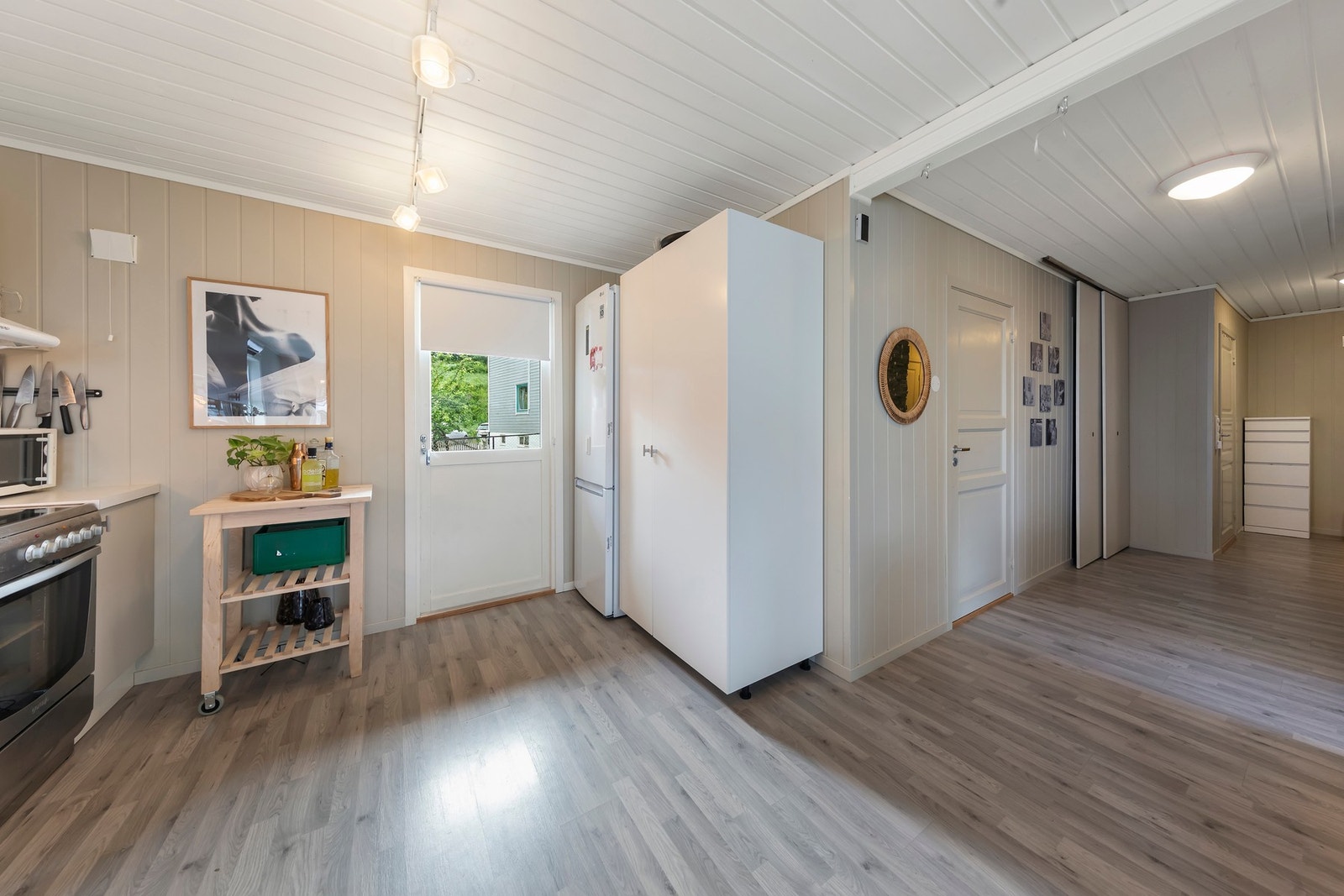 Fra kjøkkenet er det utgang til uteplass og hage Galleribilde