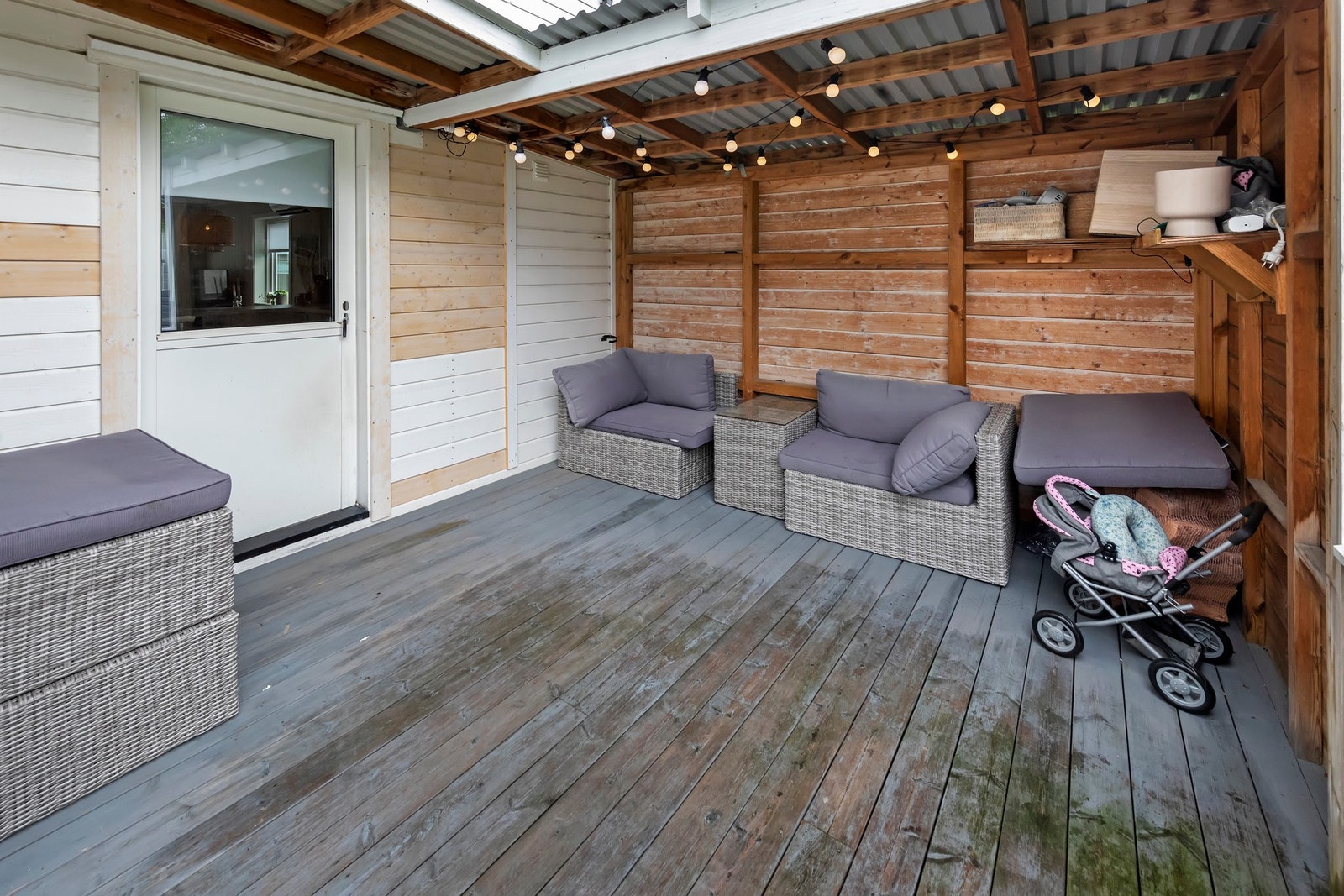 Delvis overbygd uteplass. Selger sier at husvegg nå er malt utvendig de stedene det mangler maling på bildene Galleribilde