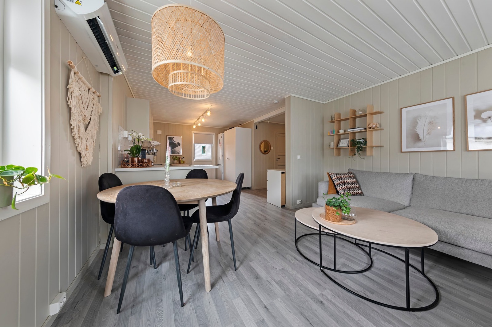 Stuen har åpen løsning mot kjøkkenet Galleribilde