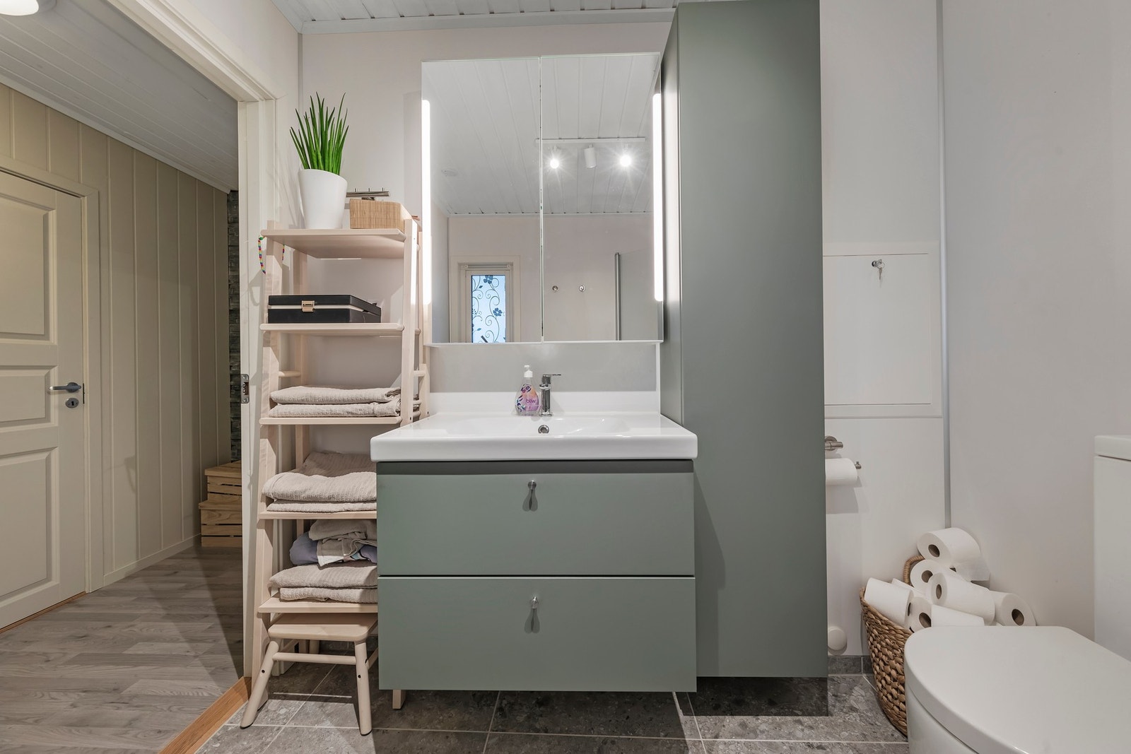 Bad med gulvmontert toalett og dusj Galleribilde