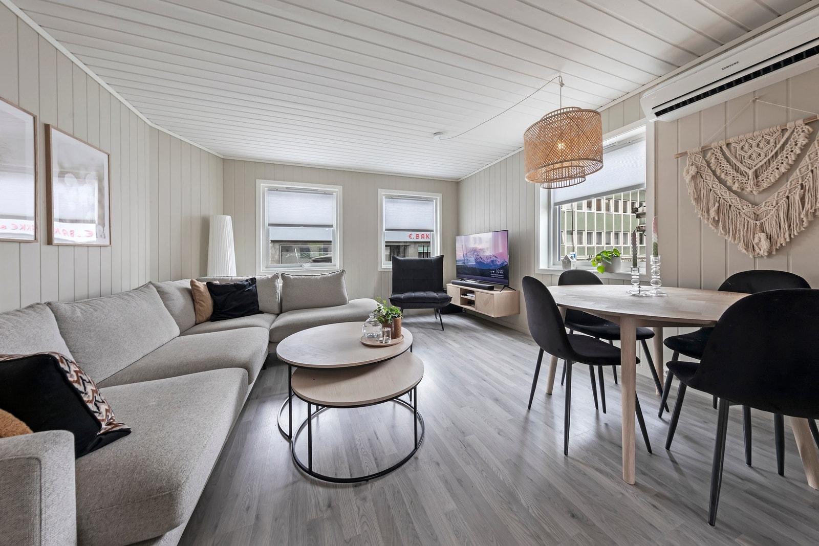 Lys og fin stue med varmepumpe til oppvarming Galleribilde