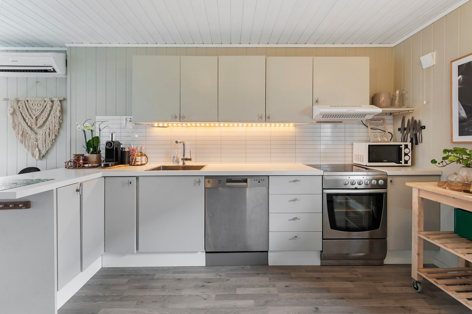 Kjøkkenet har frittstående hvitevarer som komfyr, oppvaskmaskin og kjøl-/fryseskap Galleribilde