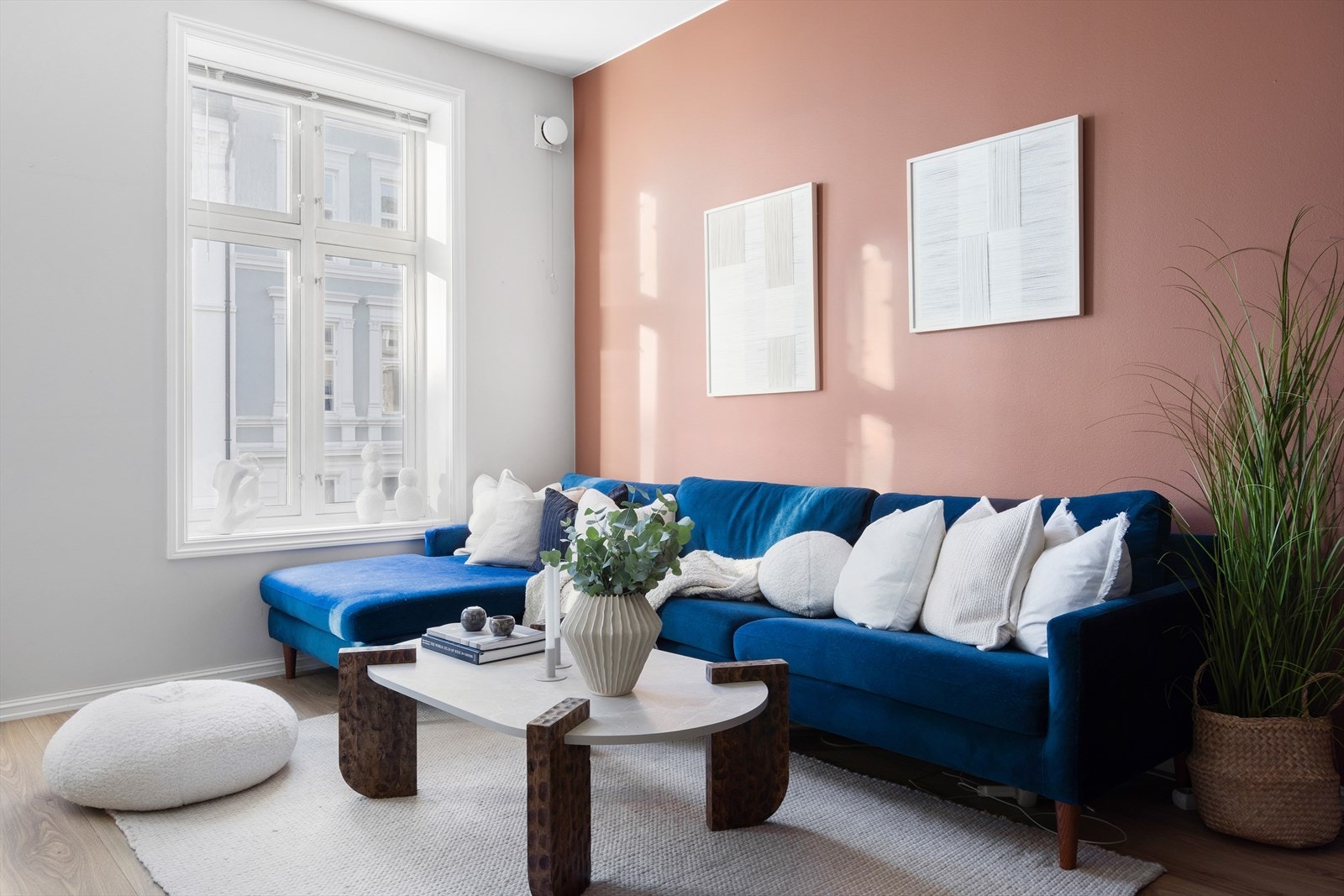 I stuen er det god plass til sofaløsning med tilhørende møblement. Galleribilde