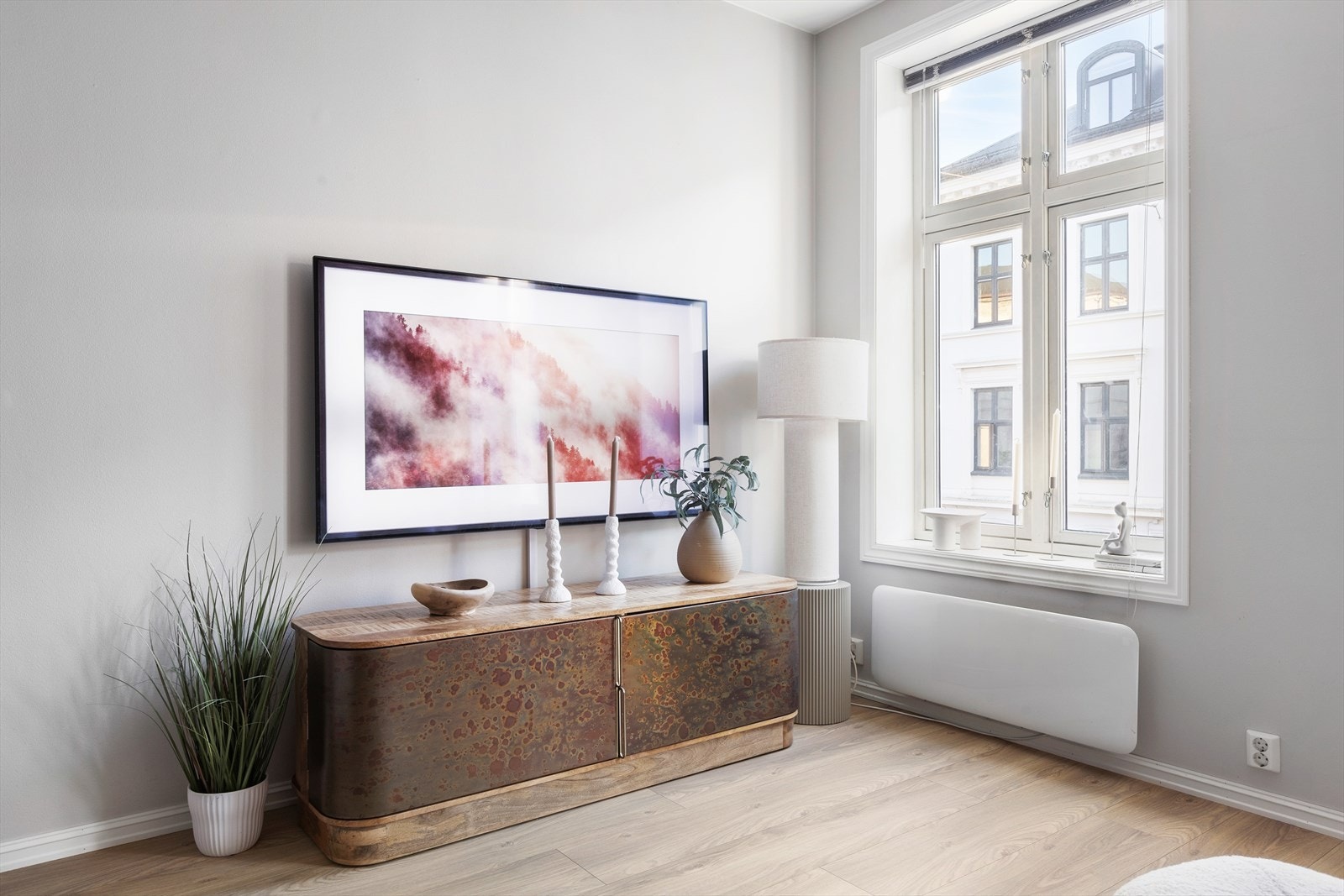 Store vindusflater slipper inn godt med naturlig lys. Galleribilde