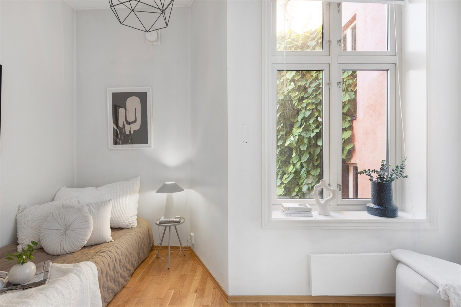 Soverom 2 byr på gode muligheter - enten som barnerom, gjesterom eller en praktisk hjemmekontorløsning. Rommet har et stort vindu som gir godt lysinnslipp. Galleribilde