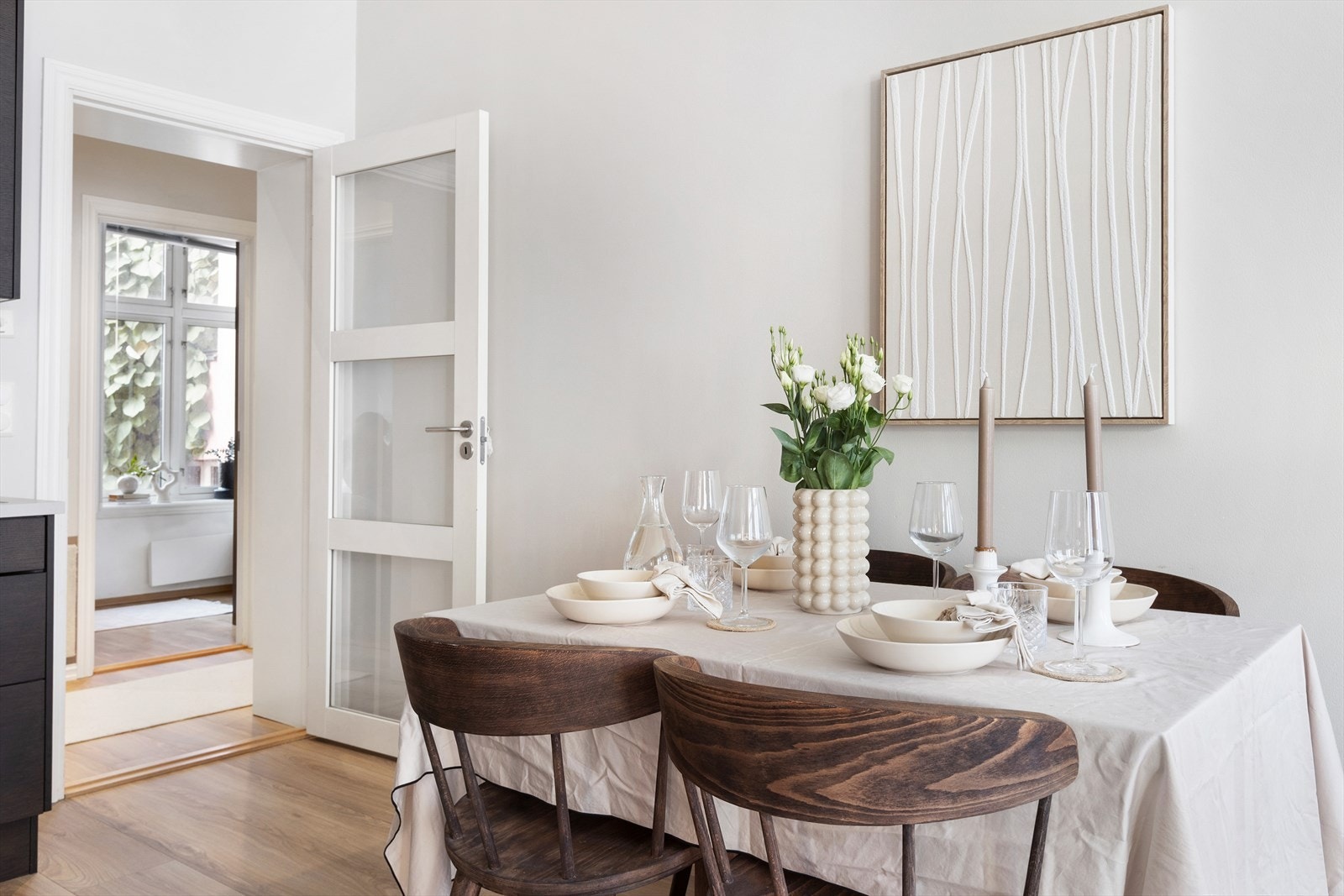 Nytt laminatgulv fra Berry Alloc i 2020 (stue, kjøkken, gang). Galleribilde