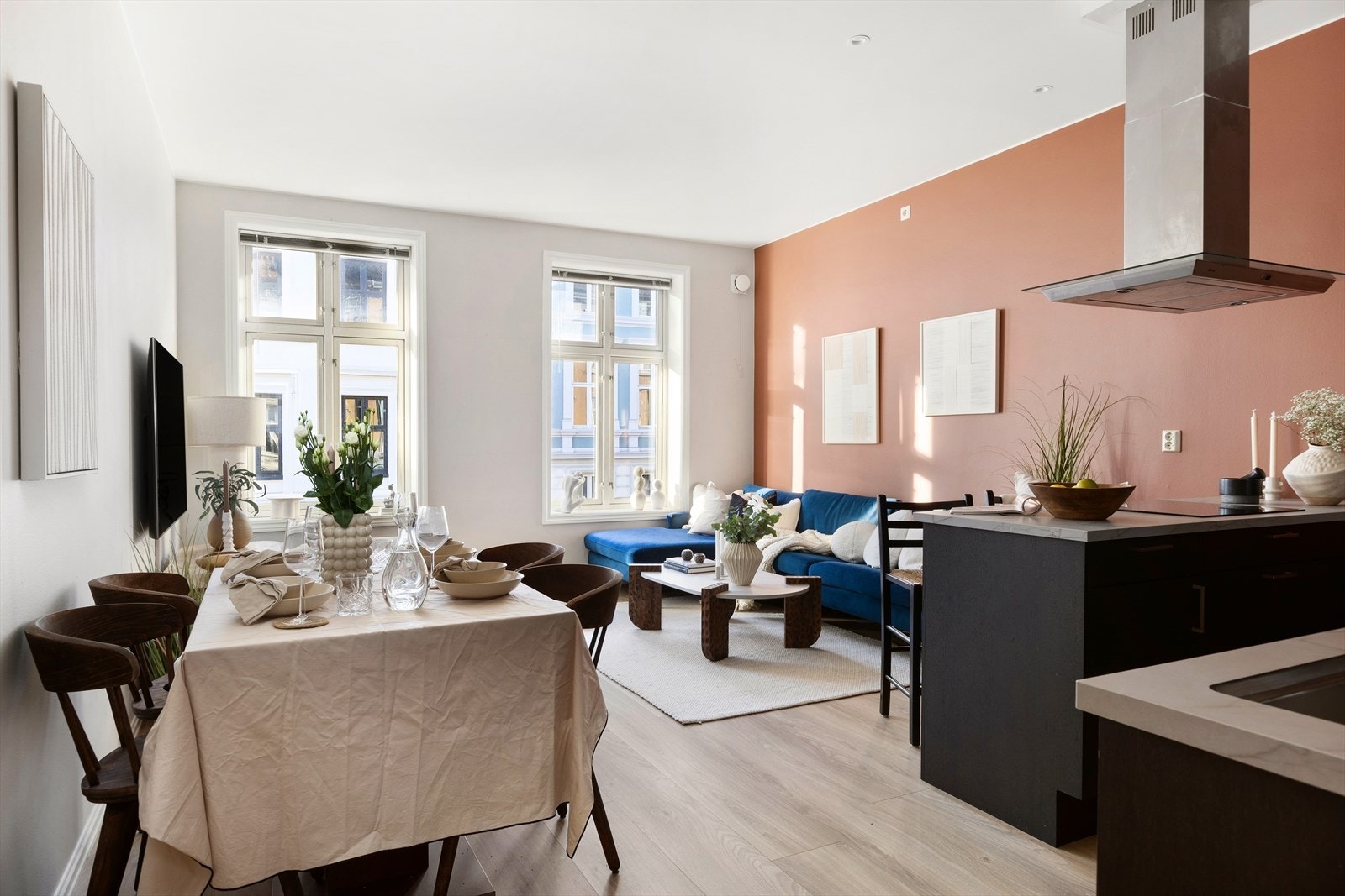 Gjennomtenkt planløsning med god flyt mellom stue og spiseplass. Galleribilde