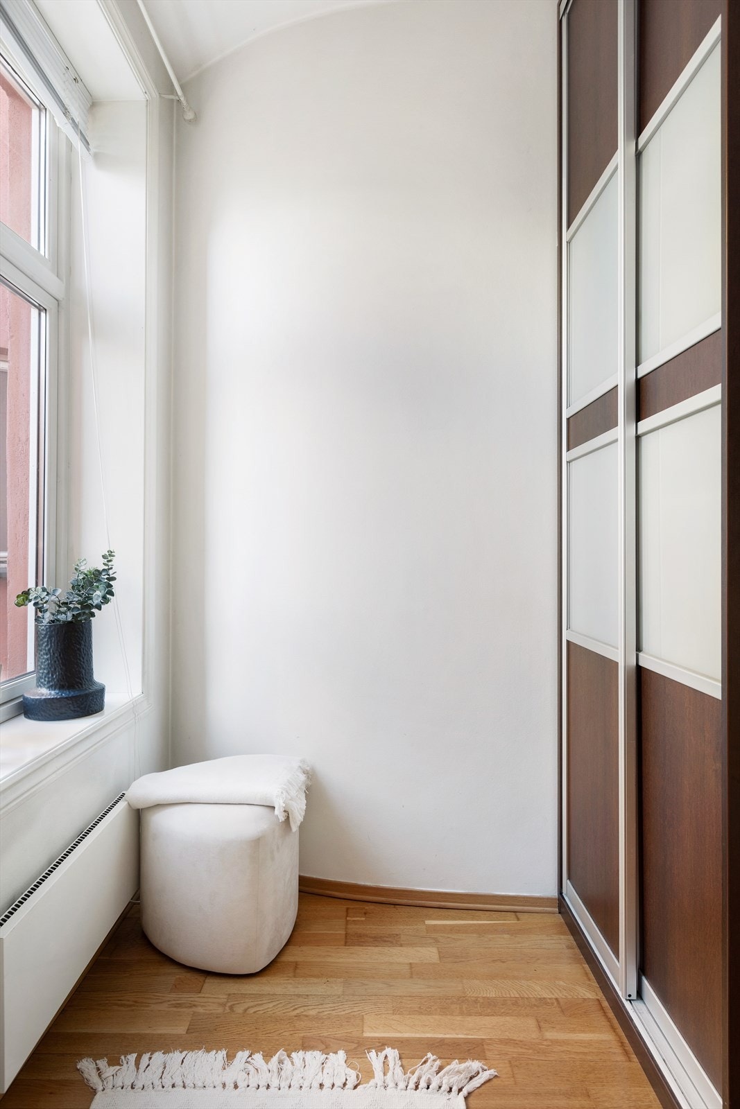 Soverommet er utstyrt med romslig garderobeskap med skyvedører. Galleribilde