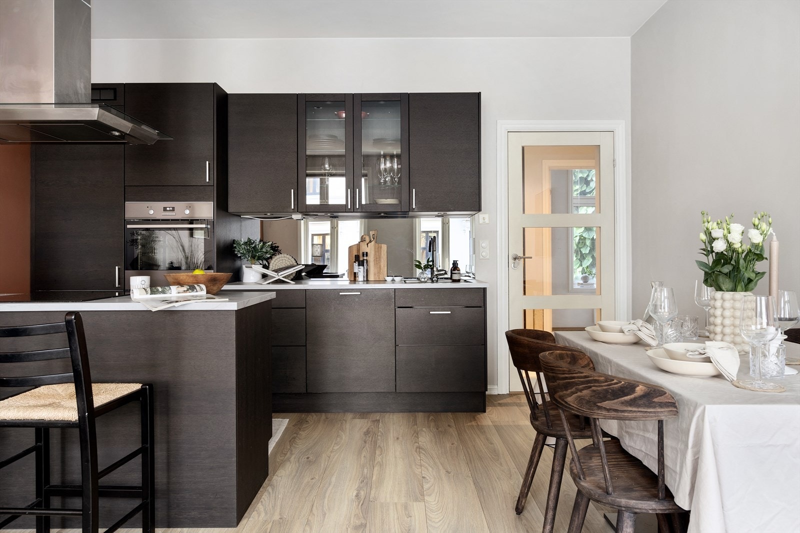 Et kjøkken som både innbyr til matlaging og hyggelige stunder - med nærhet til spiseplass og stue. Galleribilde