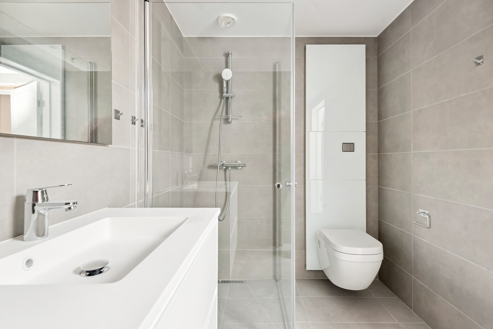 Badet er både lekkert og praktisk med innfellbare dusjdører. Galleribilde