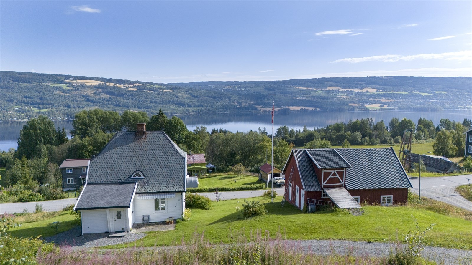 Her ser du eiendommen fra oversiden med utsikt over Randsfjorden Galleribilde
