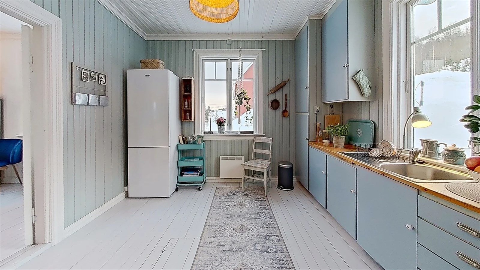 Kjøkken med sjel og sjarm. I gulvet er det adkomst til kjelleren som også kan nåes via egen utgangsdør i kjelleren. Galleribilde
