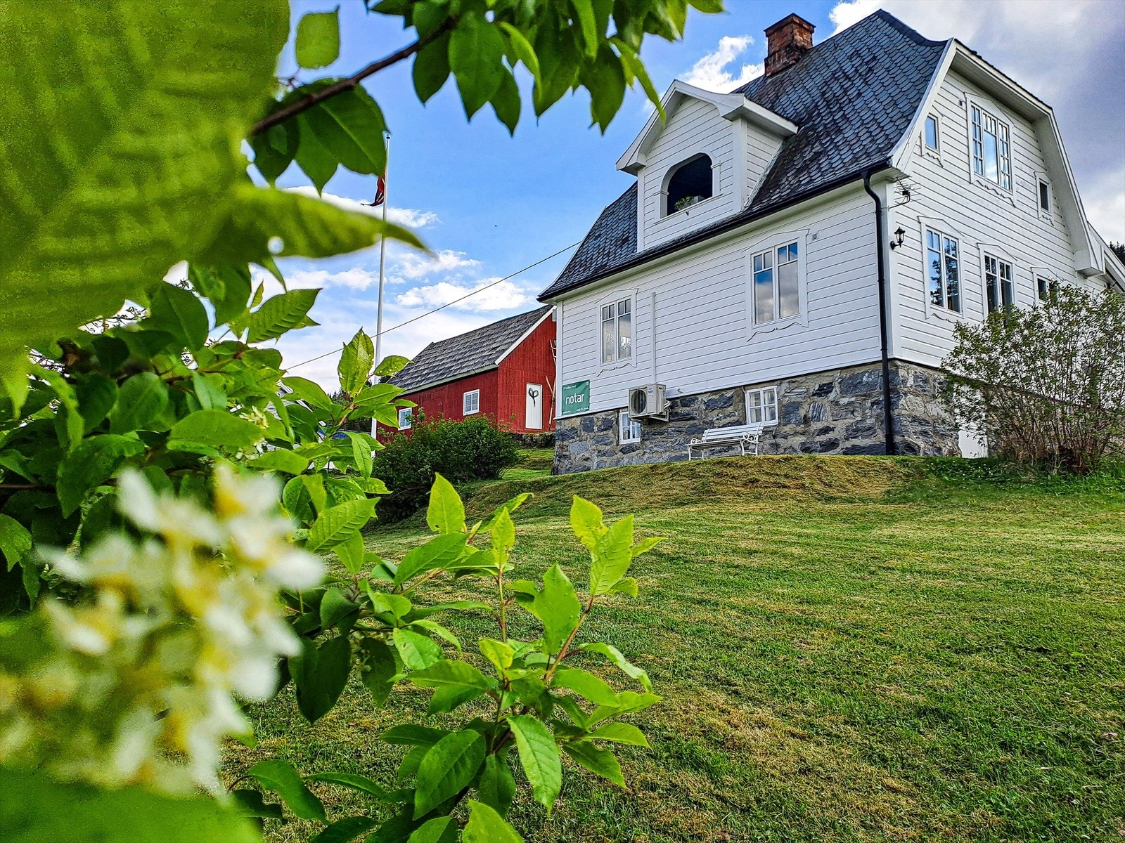 Idyllisk hage Galleribilde