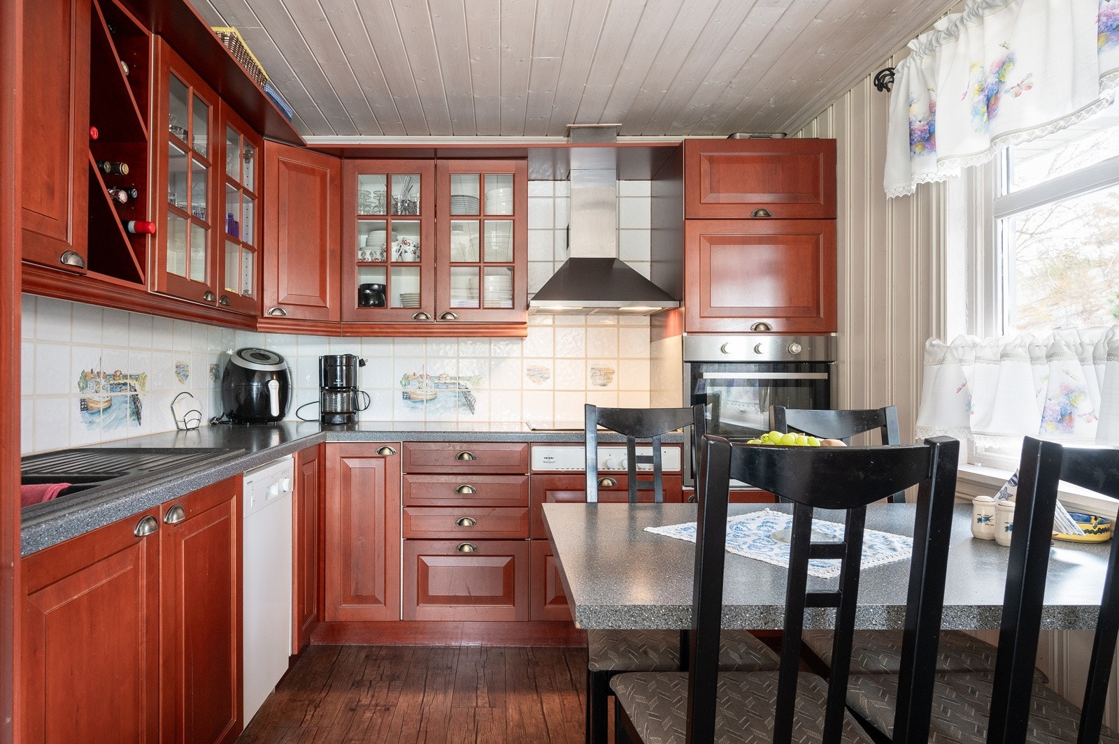 Romslig kjøkken med spiseplass Galleribilde