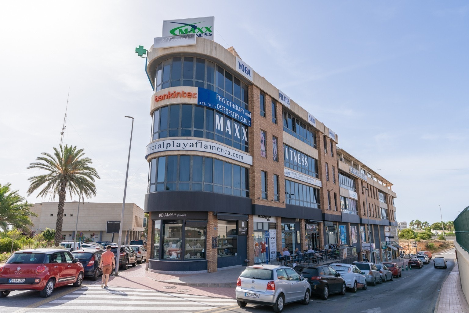 Gym og politistasjon rett ved anlegget. Galleribilde