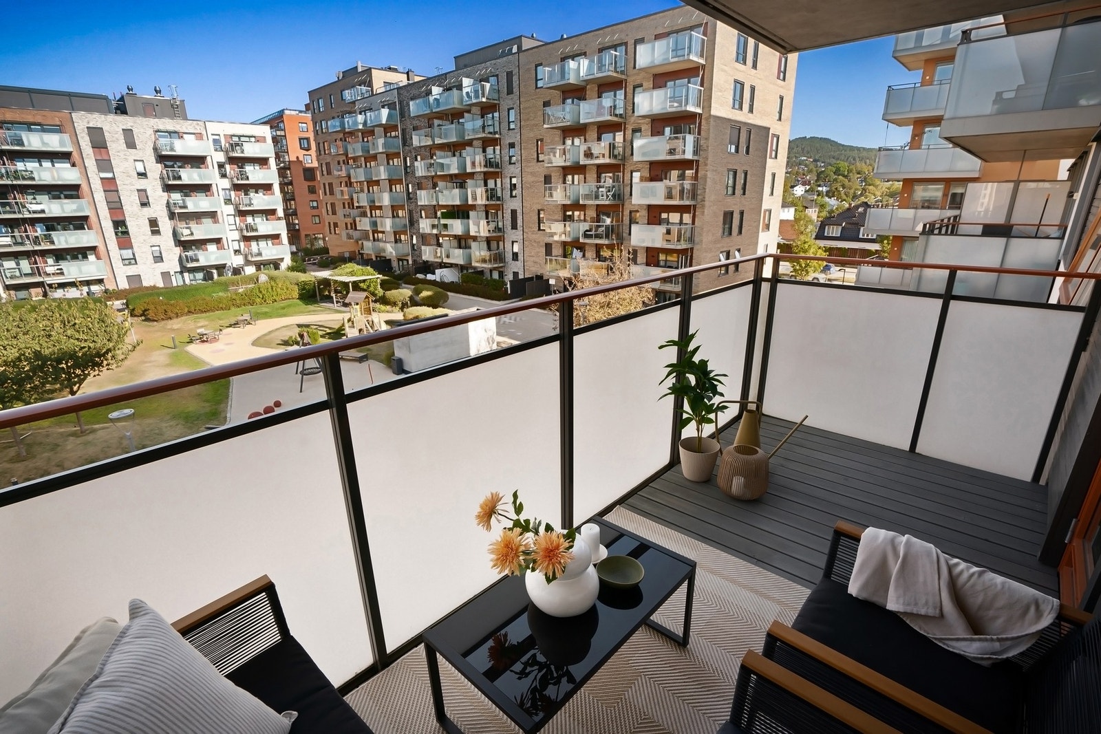 Boligen ligger høyt og fritt i byggets 4. etasje. På balkongen har du sol fra ca kl 16-20. Galleribilde