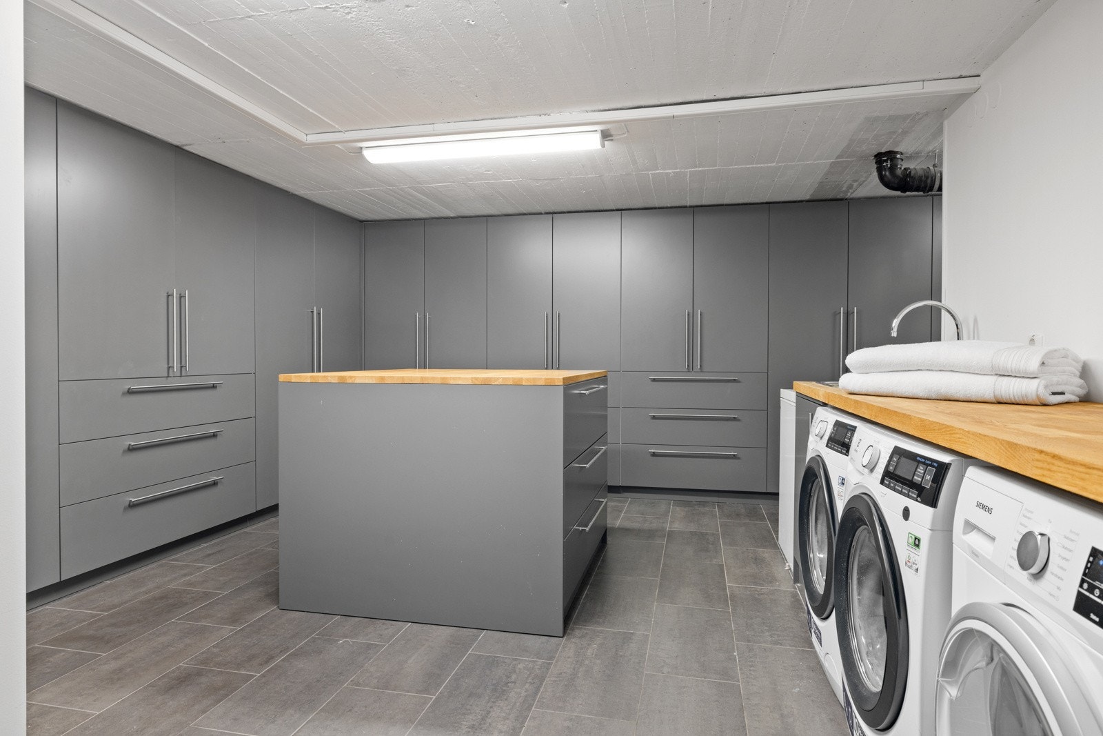 Praktisk vaskerom som tilbyr rikelig med skapplass. Galleribilde