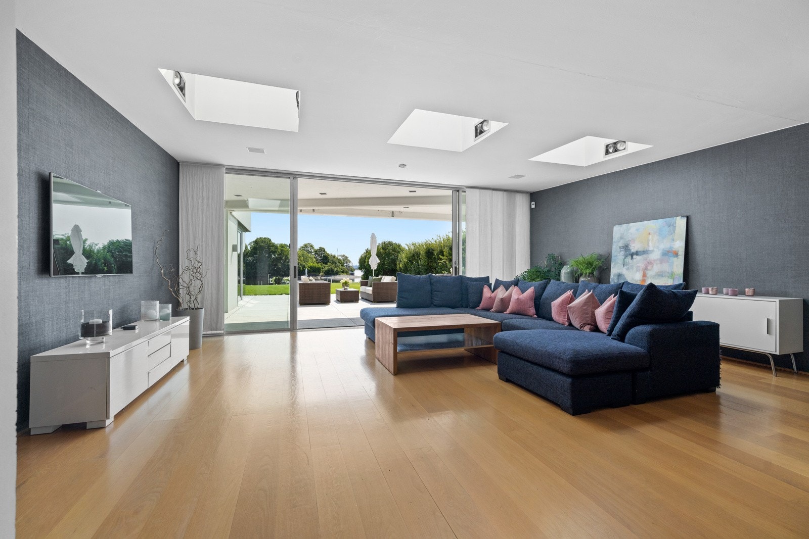 Flotte vinduer fra gulv til tak gir god kontakt med utearealet. Stuen er av god størrelse og gir mulighet for flere hyggelige sittegrupper. Galleribilde