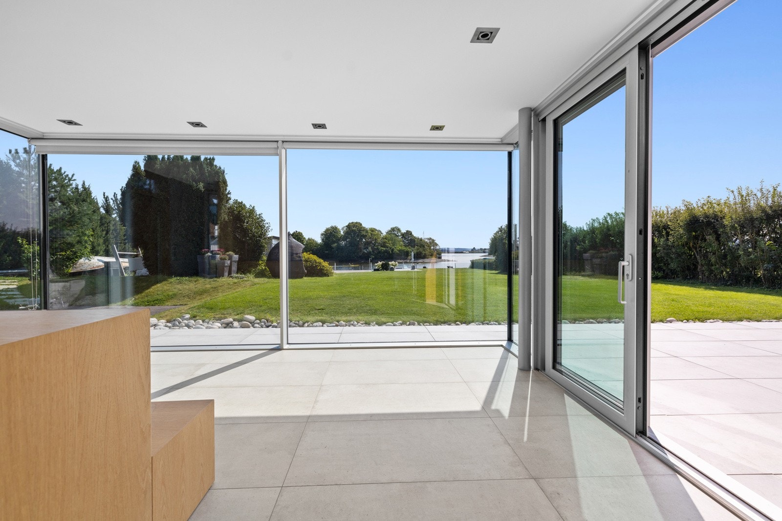 Gode vindusflater og glassdører som sørger for godt med naturlyg lys og skaper en luftig atmosfære. Galleribilde