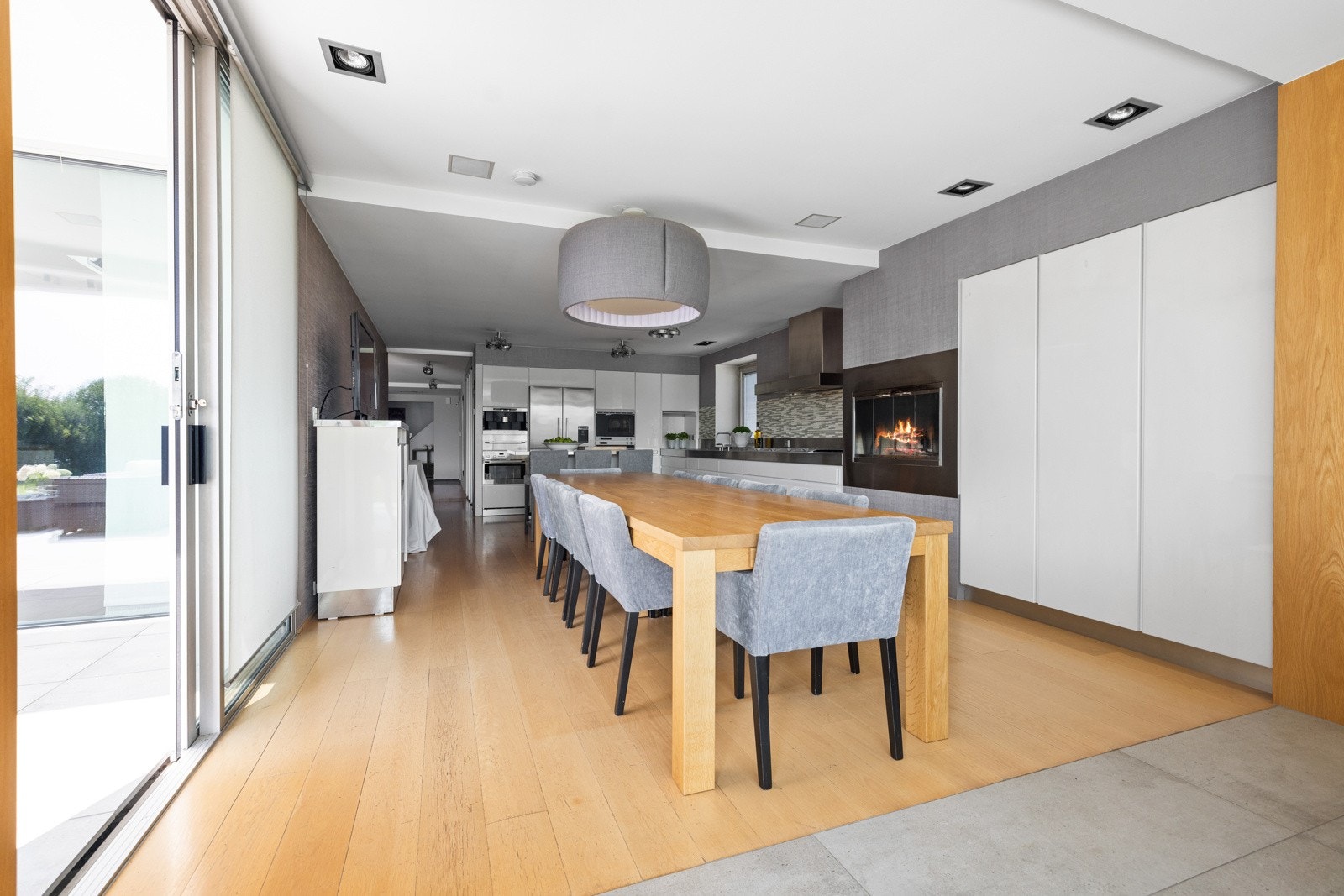 Kjøkkenet har e stilrent laminat høyglans kjøkkeninnredning med kjøkkenøy og en rustfritt benkeplate. Galleribilde