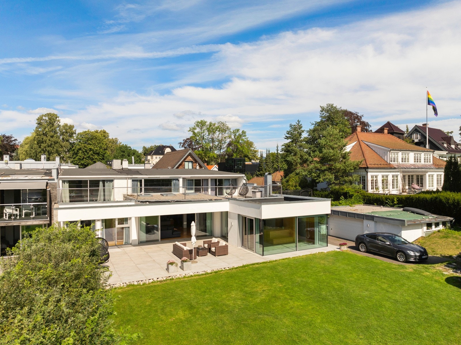 Tomten er meget pent opparbeidet og har et veltilpasset terrasseområde for late sommerdager i solen. Galleribilde