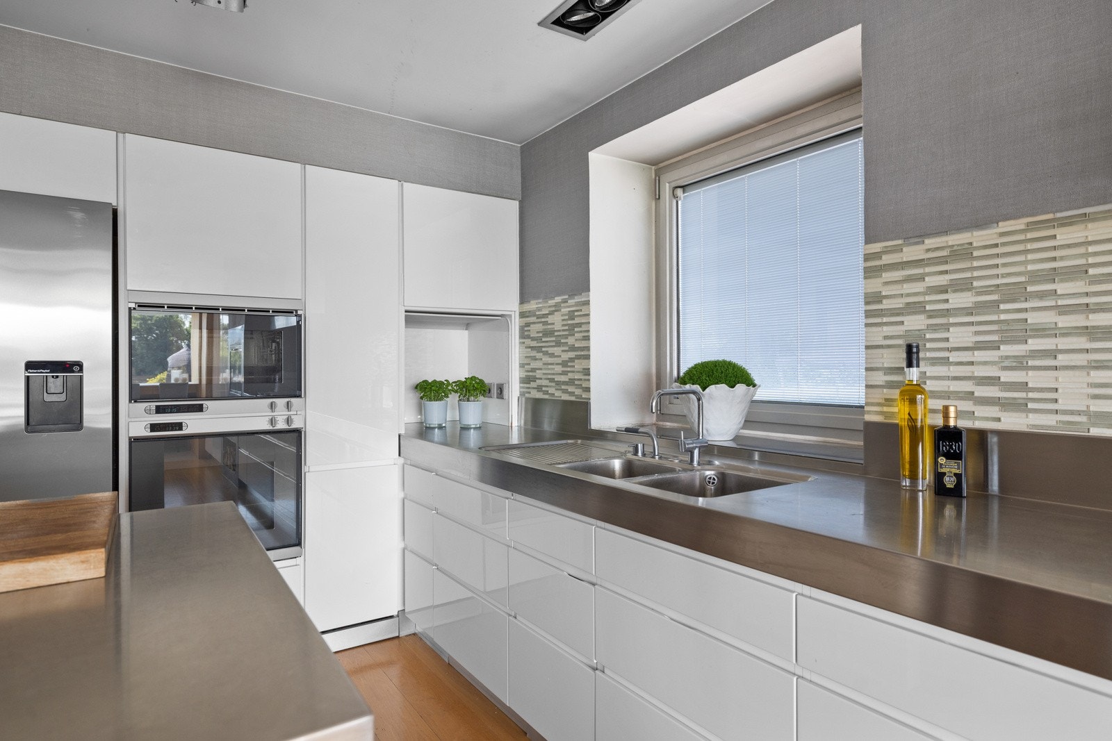 Praktiske integrerte hvitevarer og mye benk- og skaplass. Galleribilde