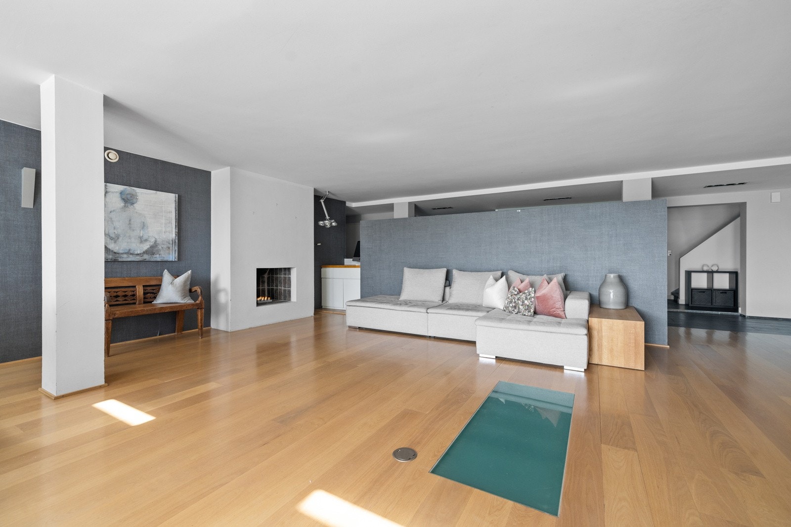 Stuen har et hyggelig murt ildsted som sørger for en lun atmosfære på kjølige kvelder. Galleribilde