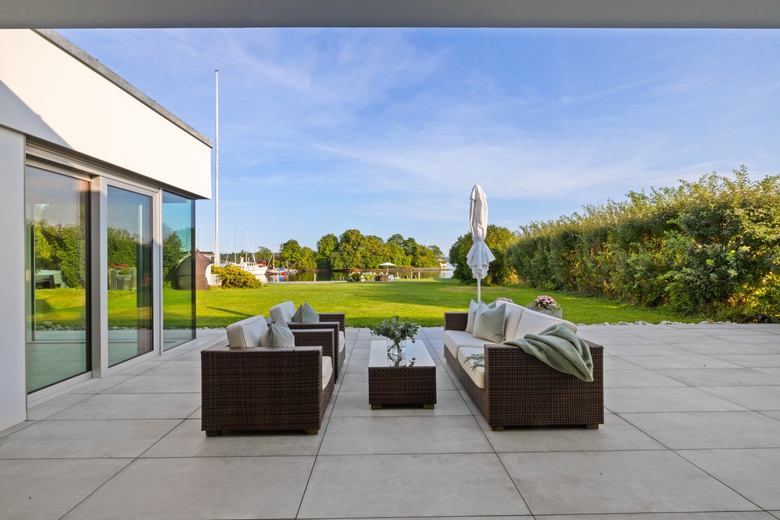 Terrassen er på hele 85 kvm med god plass til sittegruppe samt tilhørende møblement . Galleribilde