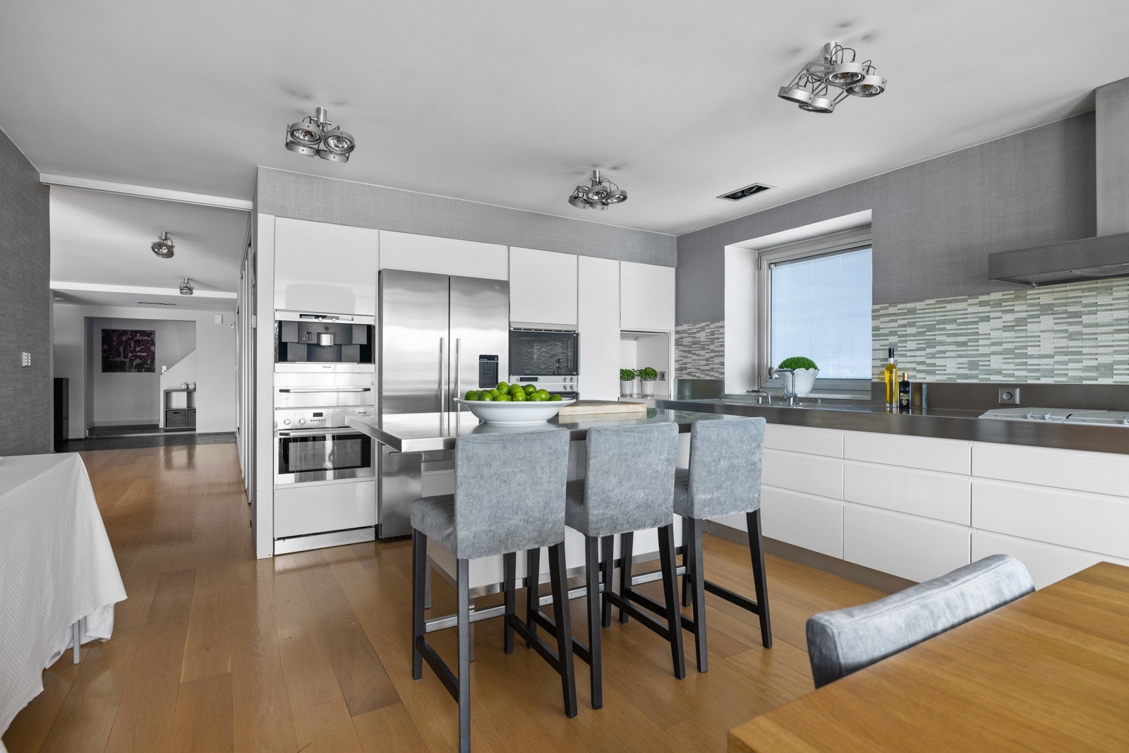 De ulike materialene på kjøkkenet fremhever hverandre og byr på gode arbeidsflater. Galleribilde