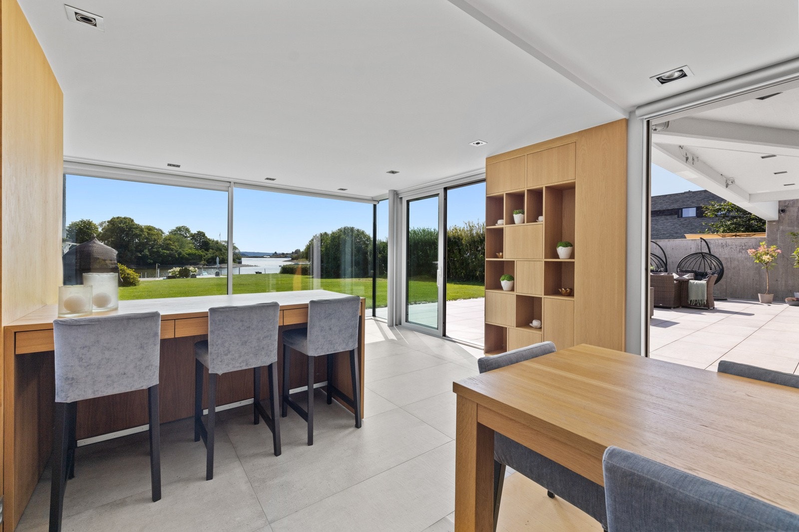 Stort og fantastisk spiseområde med plass til stor spisegrappe samt barløsninger. Galleribilde