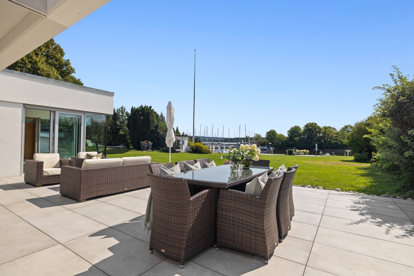 Her kan man nyte solen i vakre omgivelser. Galleribilde