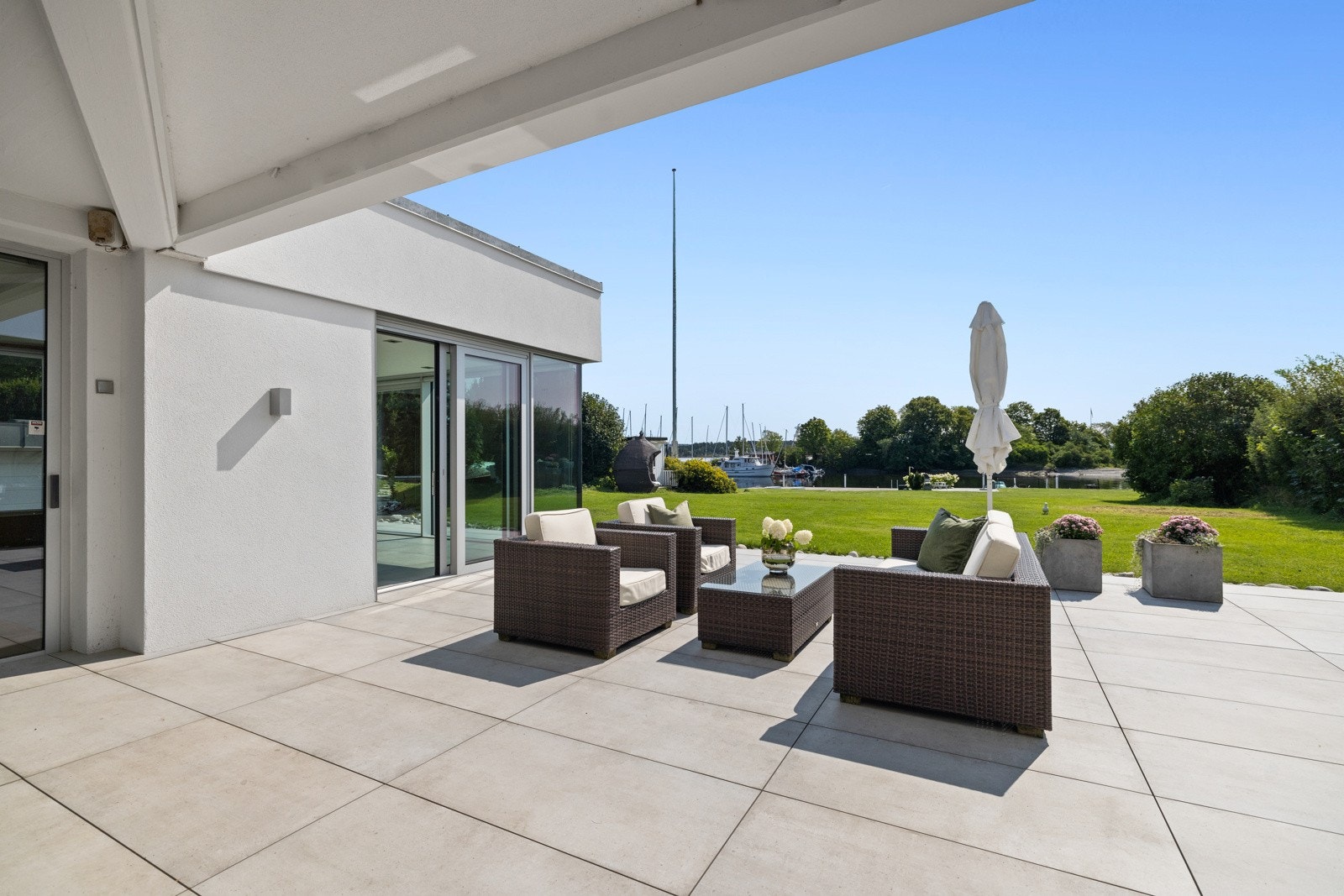 Stor terrasse som blir en forlengelse av stuen. Galleribilde